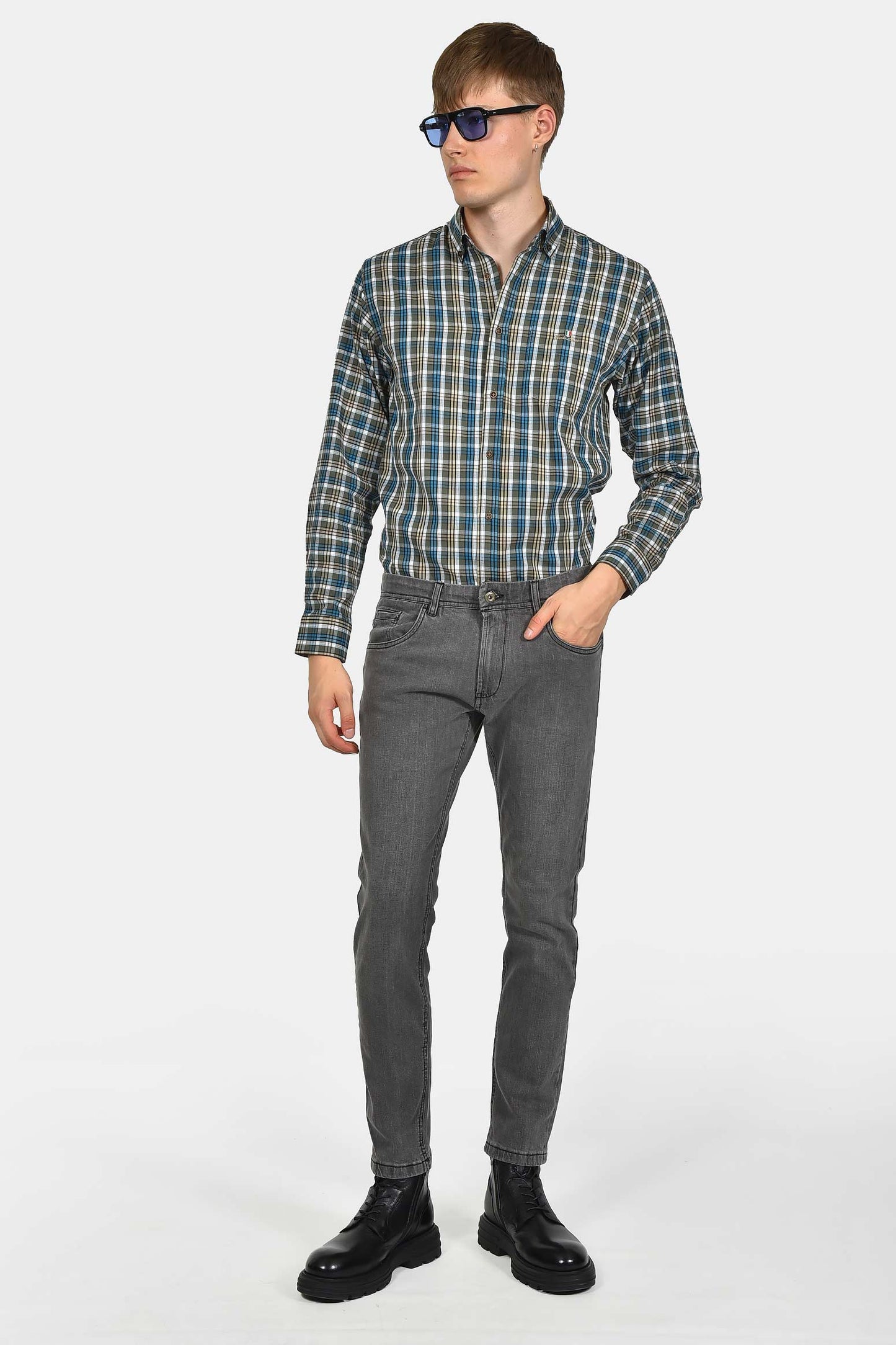 Ανακάλυψε το ανδρικό τζιν παντελόνι classic fit από βαμβακερό ύφασμα – μαλακή υφή και άνεση σε κάθε κίνηση από την νέα collection της Berto Lucci. Ποιοτικές λύσεις για τον σύγχρονο άντρα.