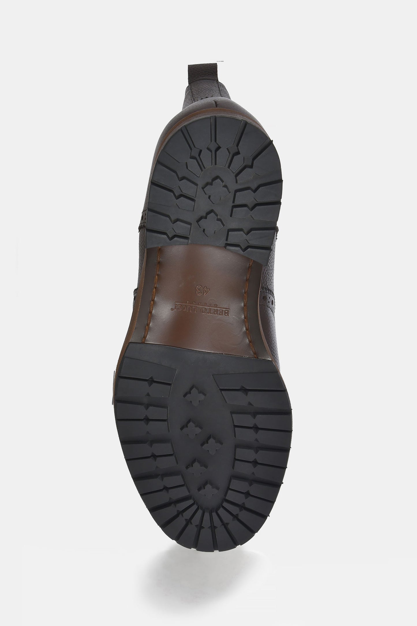 ανδρικά-δερμάτινα-μποτάκια-με-διακοσμητικές-ραφές-και-brogue-λεπτομέρειες