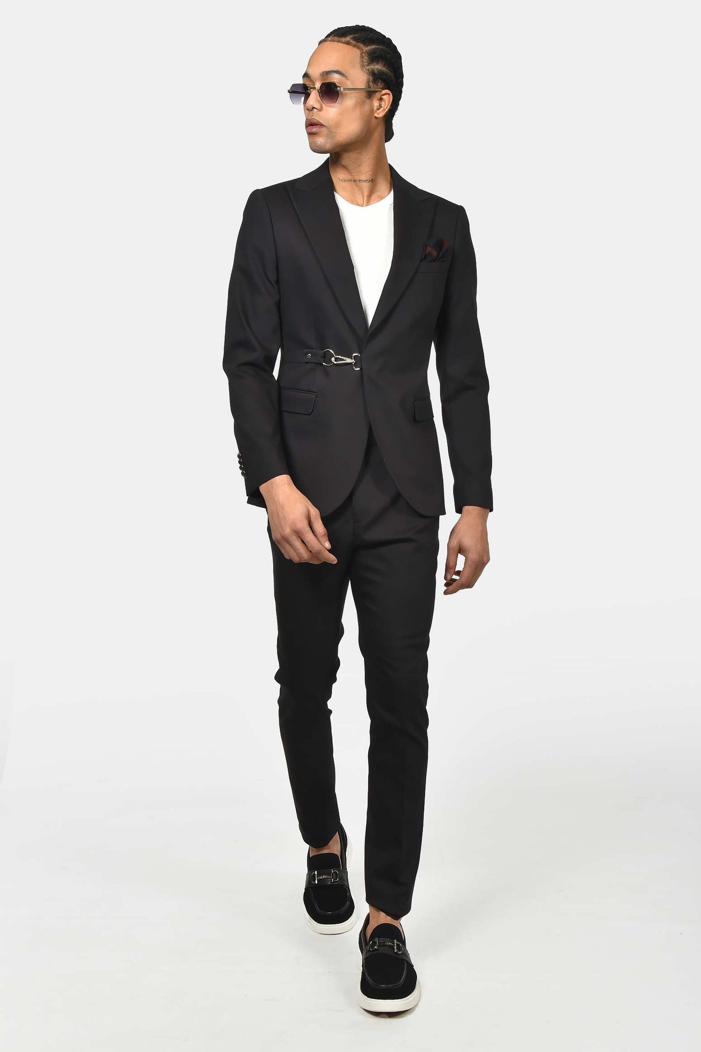 ανδρικό-κοστούμι-με-μεταλλικό-κούμπωμα-ελαστική-άνεση-&-σύγχρονη-γραμμή