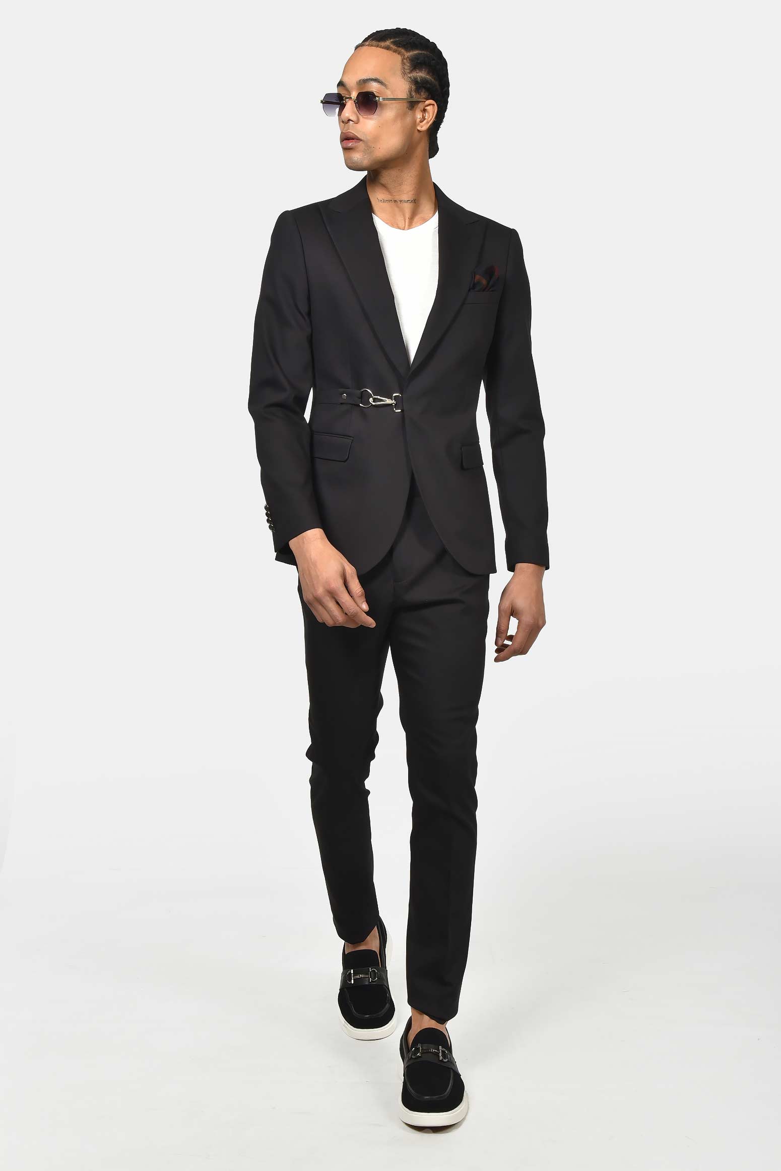 ανδρικό-κοστούμι-με-μεταλλικό-κούμπωμα-ελαστική-άνεση-&-σύγχρονη-γραμμή