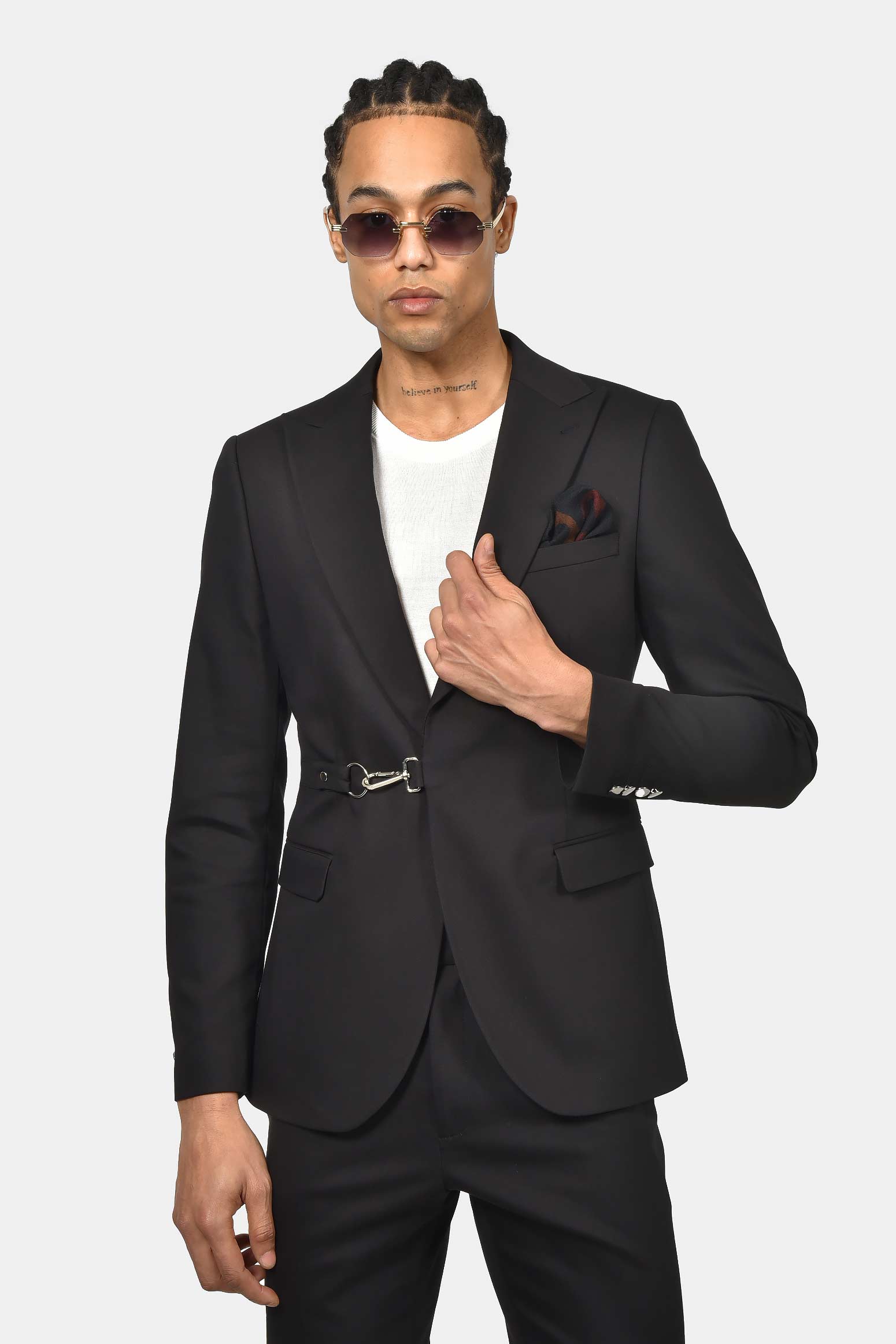 ανδρικό-κοστούμι-με-μεταλλικό-κούμπωμα-ελαστική-άνεση-&-σύγχρονη-γραμμή