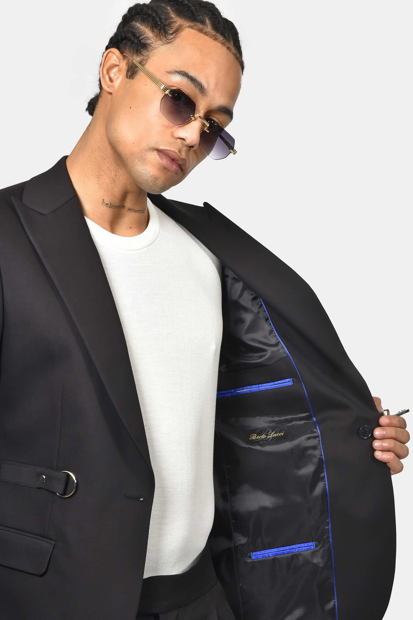 ανδρικό-κοστούμι-με-μεταλλικό-κούμπωμα-ελαστική-άνεση-&-σύγχρονη-γραμμή