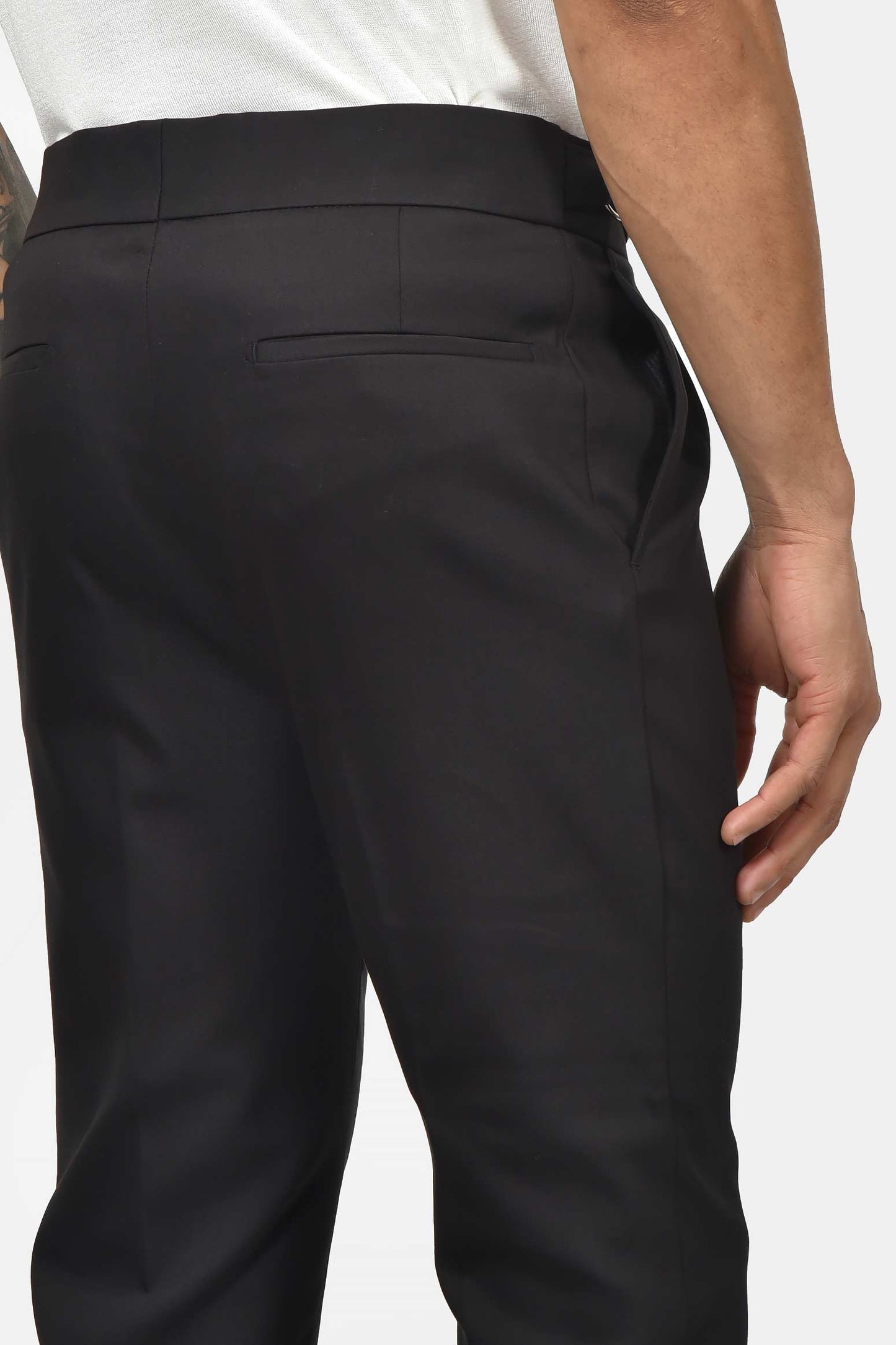 ανδρικό-κοστούμι-με-μεταλλικό-κούμπωμα-ελαστική-άνεση-&-σύγχρονη-γραμμή