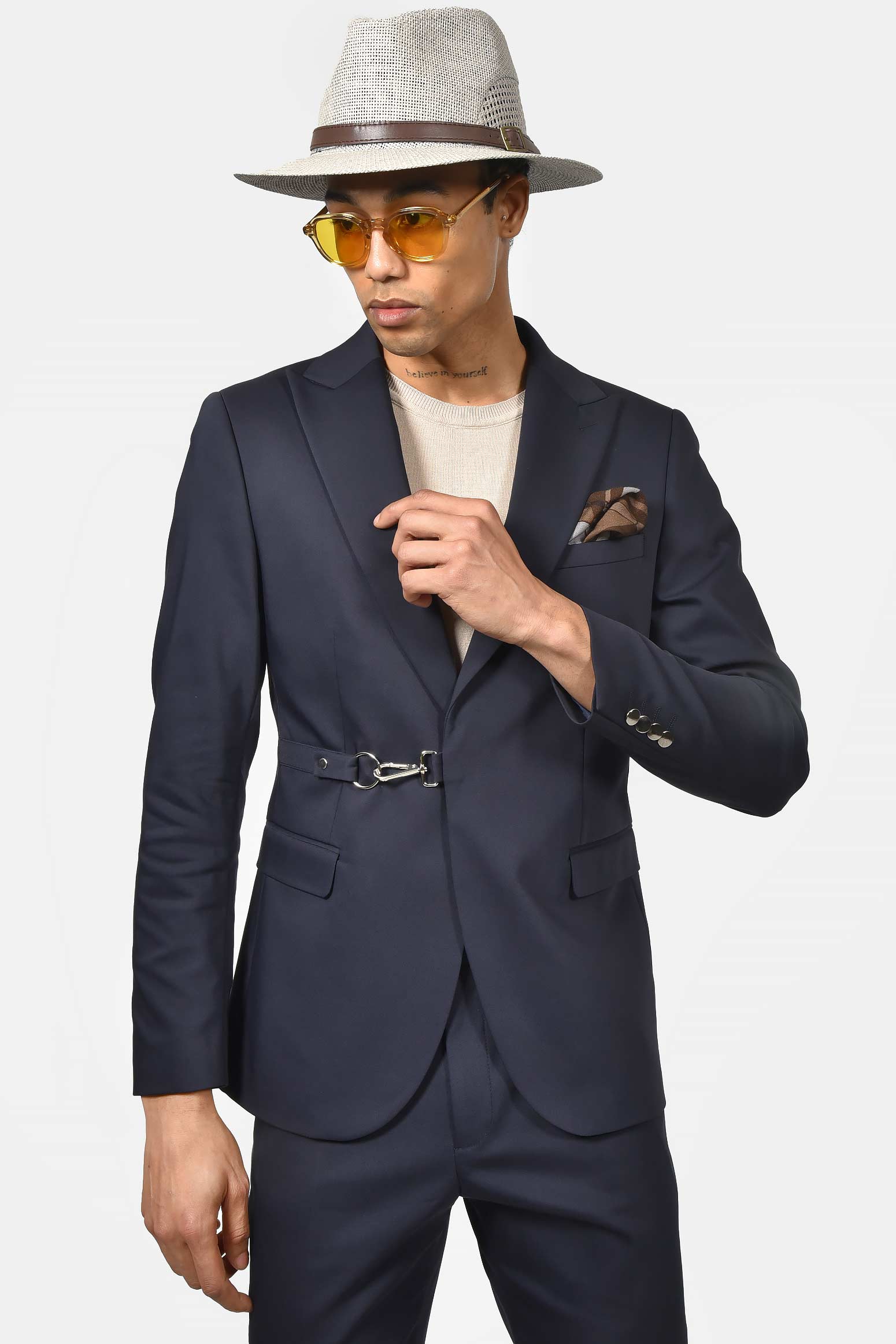 ανδρικό-κοστούμι-με-μεταλλικό-κούμπωμα-ελαστική-άνεση-&-σύγχρονη-γραμμή