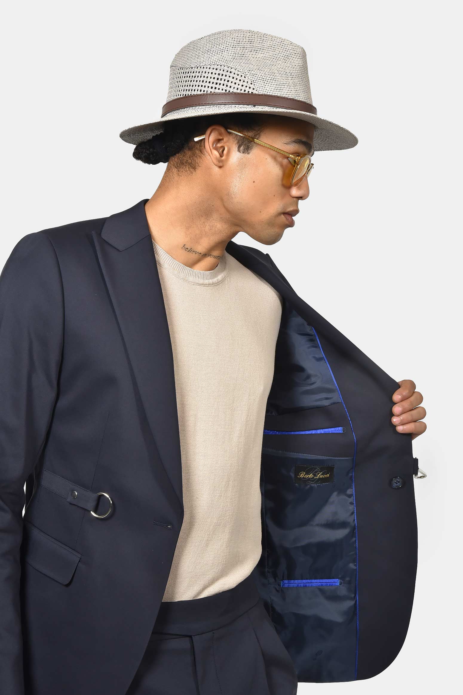 ανδρικό-κοστούμι-με-μεταλλικό-κούμπωμα-ελαστική-άνεση-&-σύγχρονη-γραμμή