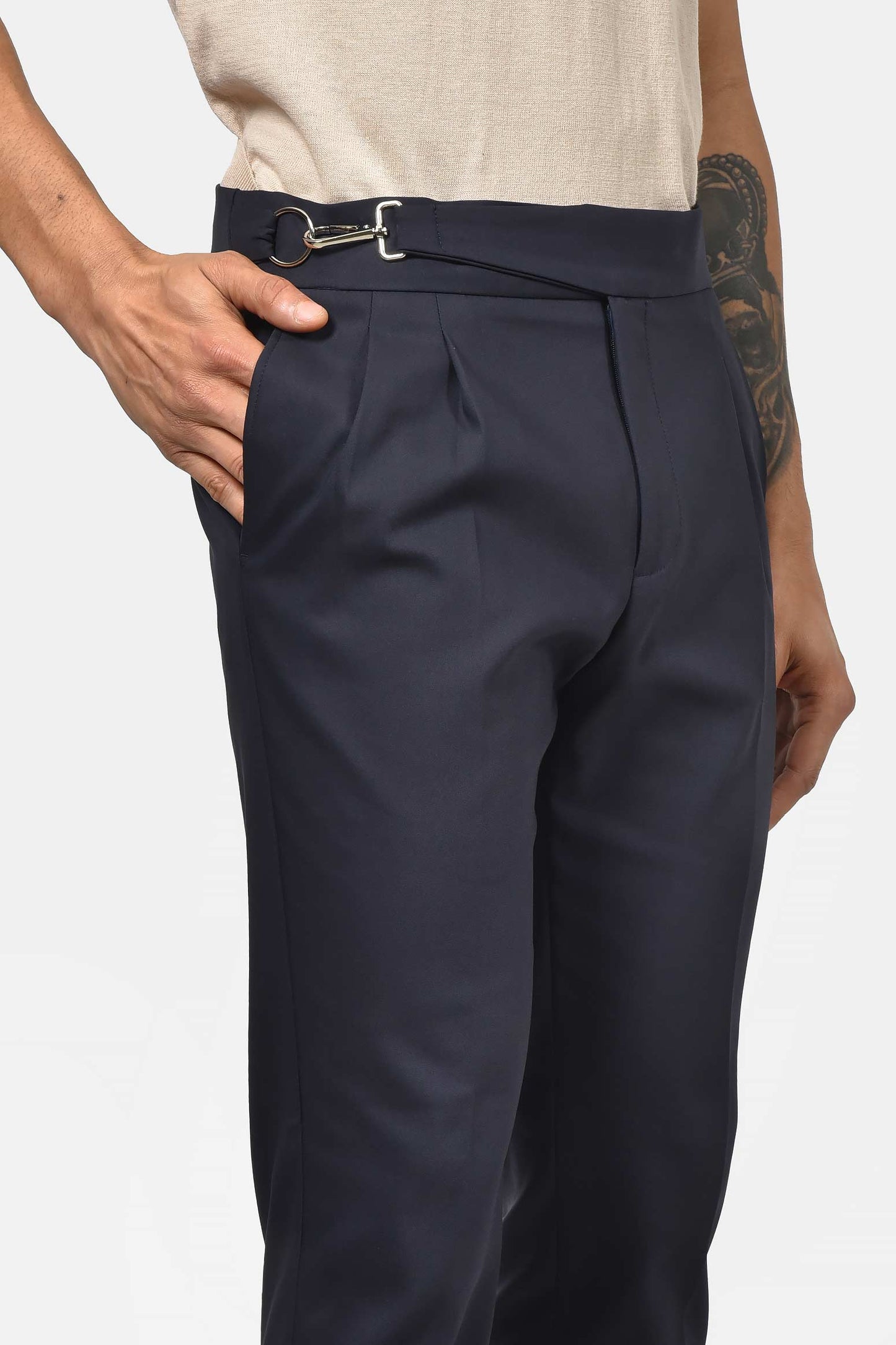 ανδρικό-κοστούμι-με-μεταλλικό-κούμπωμα-ελαστική-άνεση-&-σύγχρονη-γραμμή