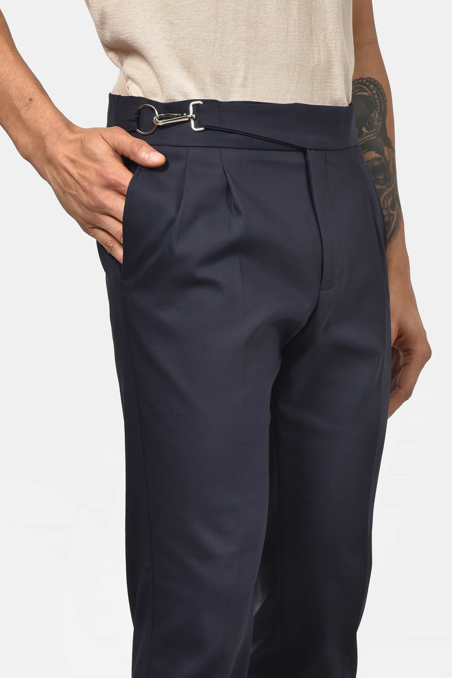 ανδρικό-κοστούμι-με-μεταλλικό-κούμπωμα-ελαστική-άνεση-&-σύγχρονη-γραμμή