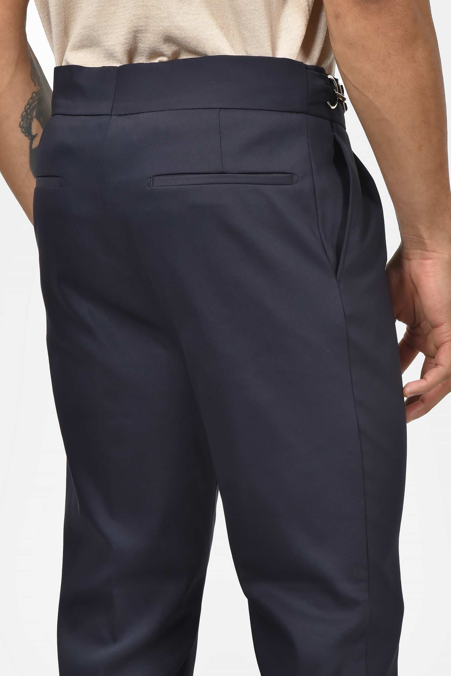 ανδρικό-κοστούμι-με-μεταλλικό-κούμπωμα-ελαστική-άνεση-&-σύγχρονη-γραμμή