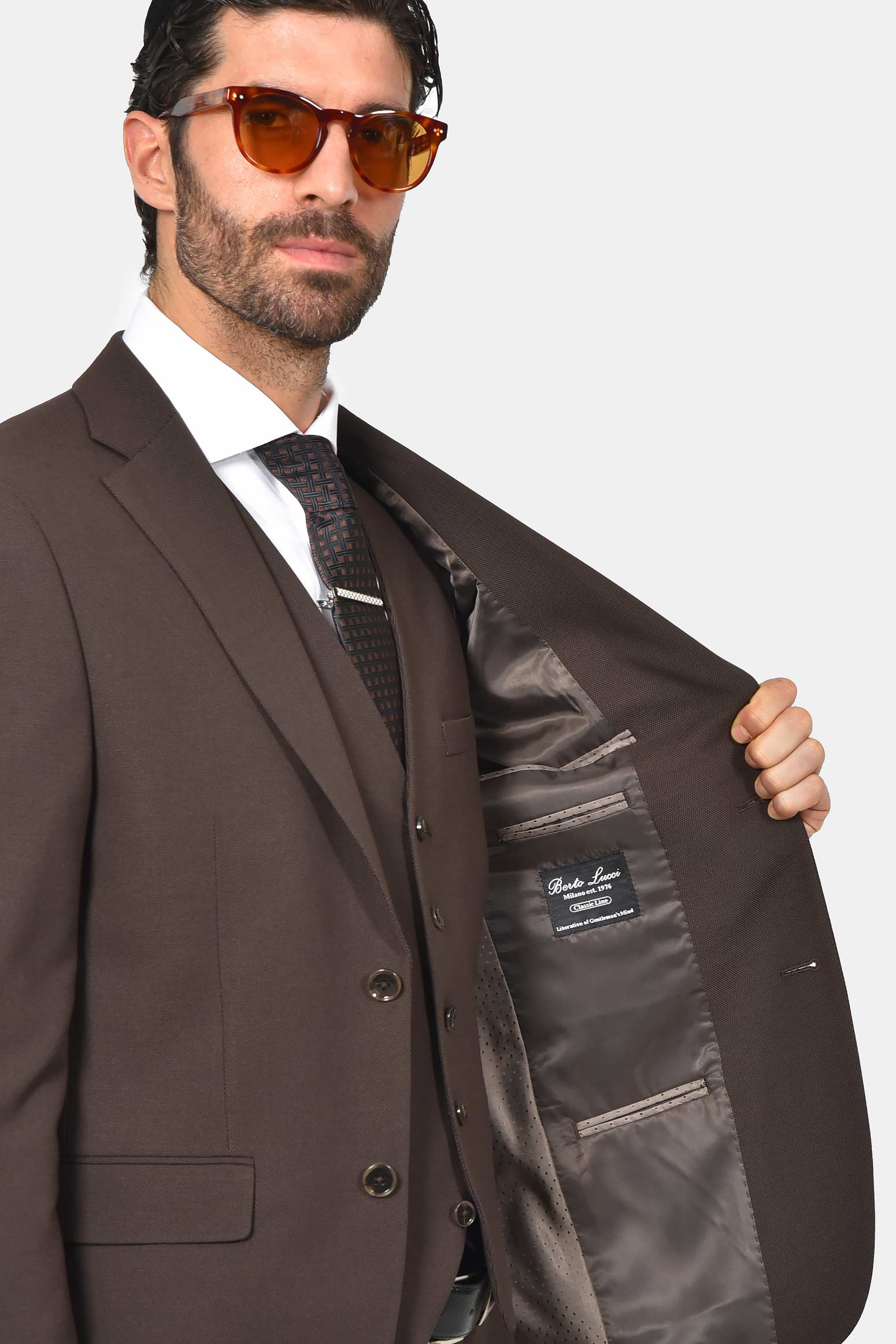 ανδρικό-κοστούμι-με-γιλέκο-classic-line