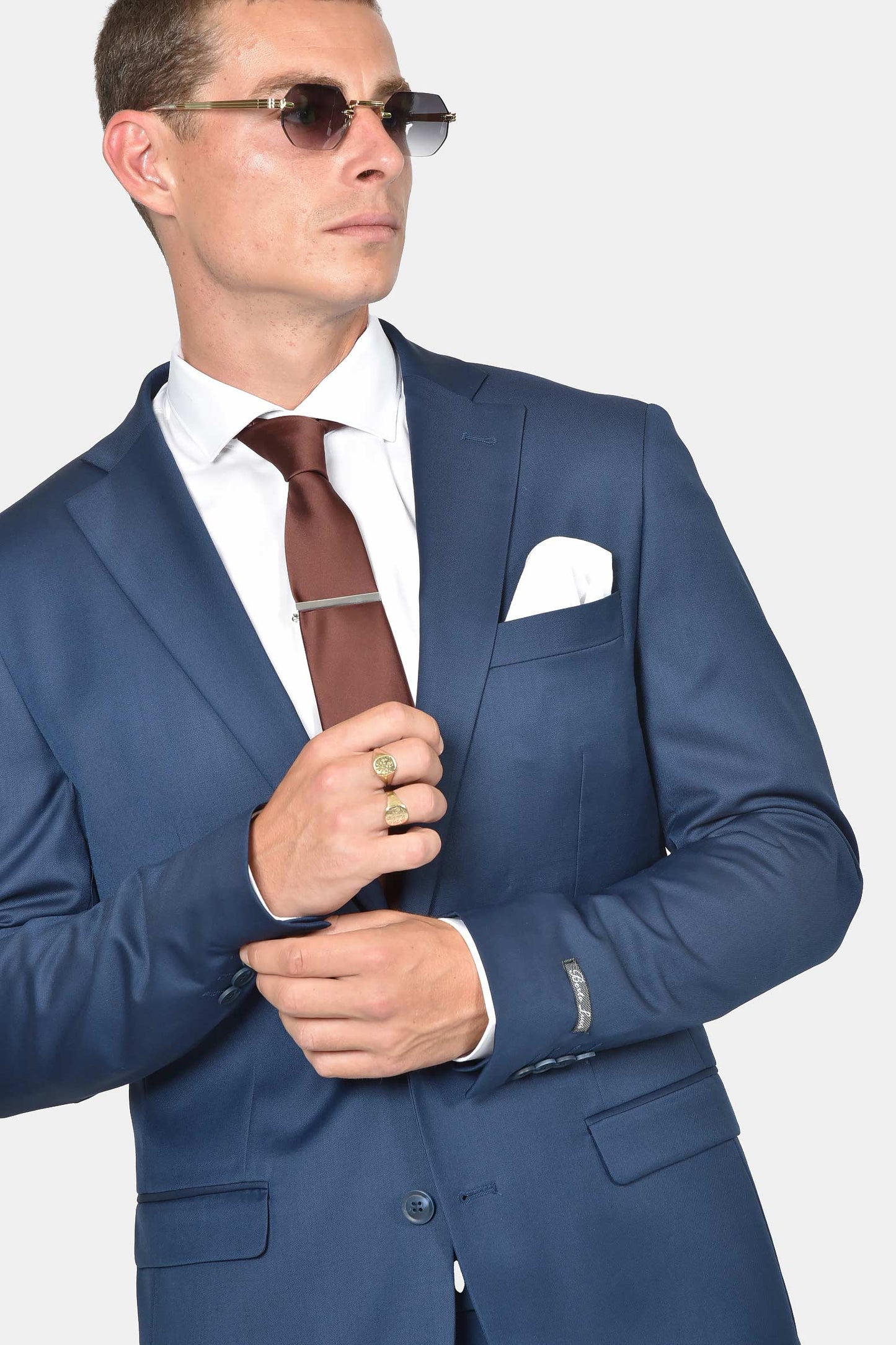 ανδρικό-κοστούμι-slim-fit-λείο-ύφασμα-με-μάλλινη-υφή-και-ελαφριά-ελαστικότητα