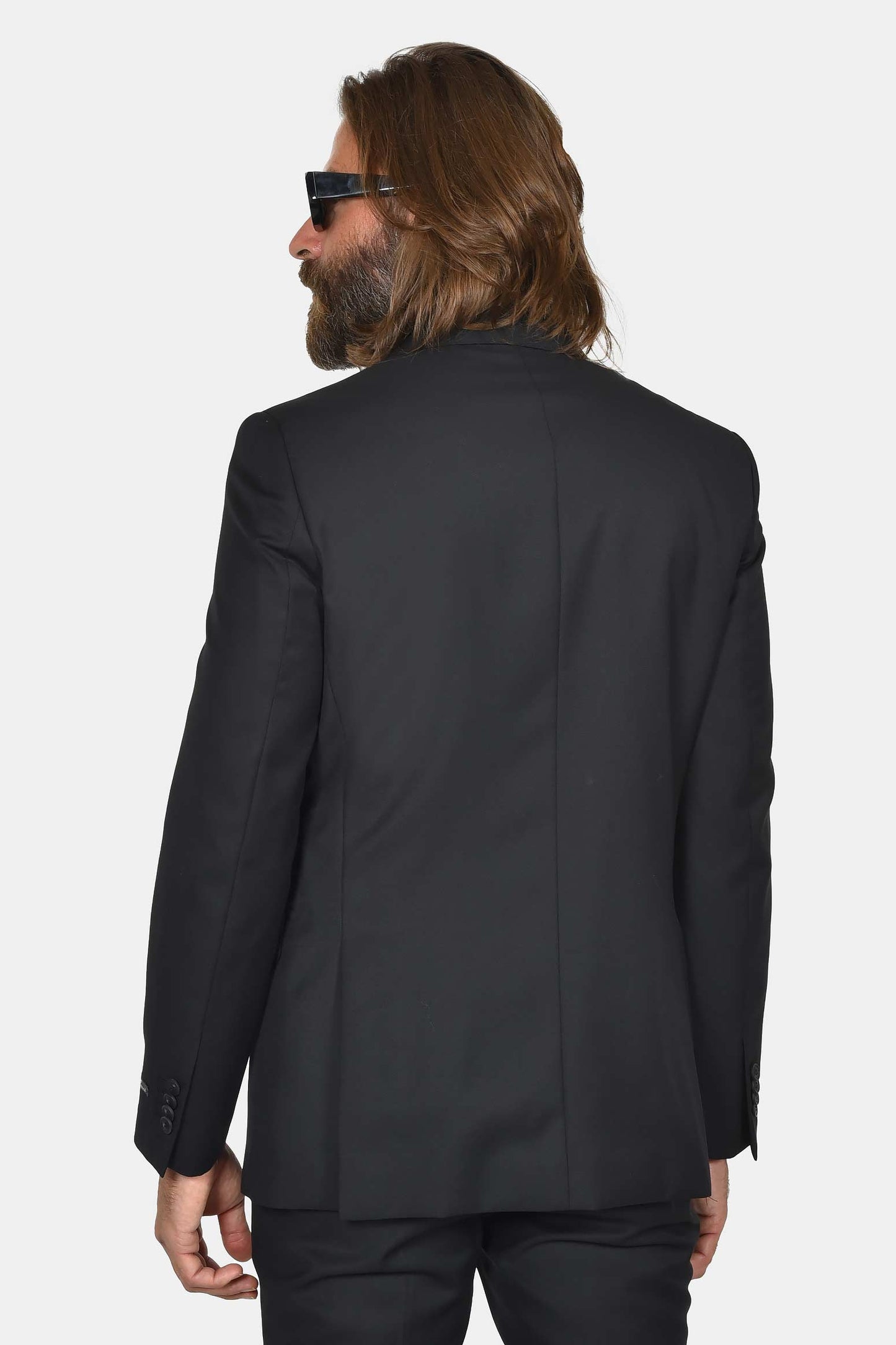 ανδρικό-κοστούμι-slim-fit-διαχρονική-κομψότητα-με-μοντέρνο-ύφος