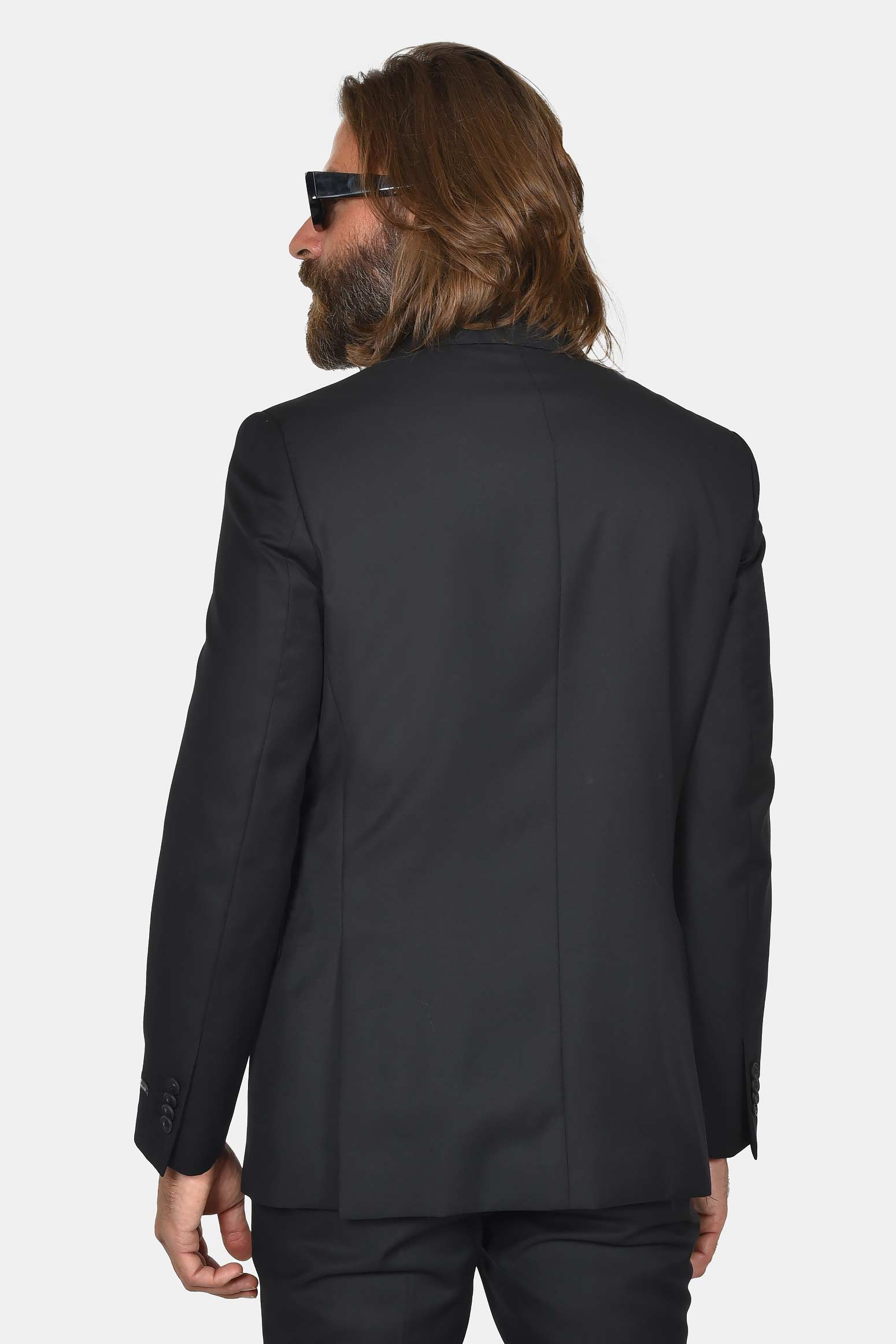 ανδρικό-κοστούμι-slim-fit-διαχρονική-κομψότητα-με-μοντέρνο-ύφος