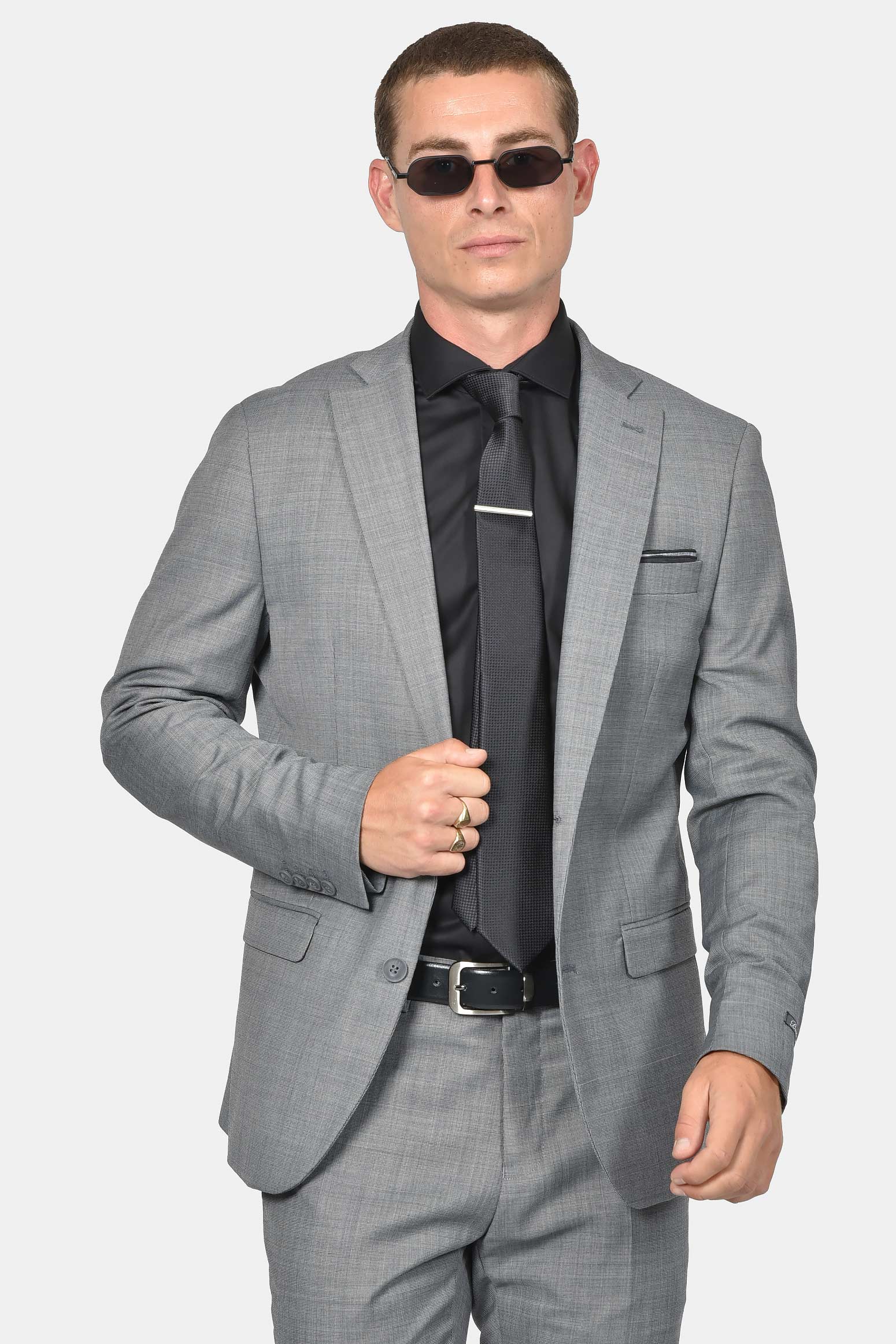 ανδρικό-κοστούμι-slim-fit-κομψότητα-με-μοντέρνα-εφαρμογή