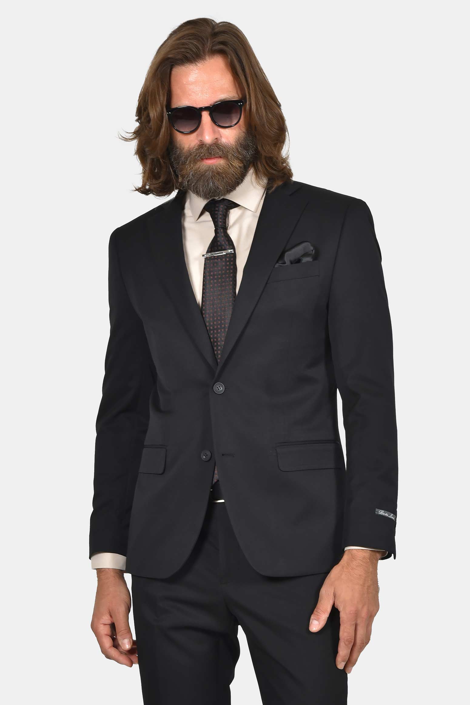 ανδρικό-κοστούμι-σε-στενή-γραμμή