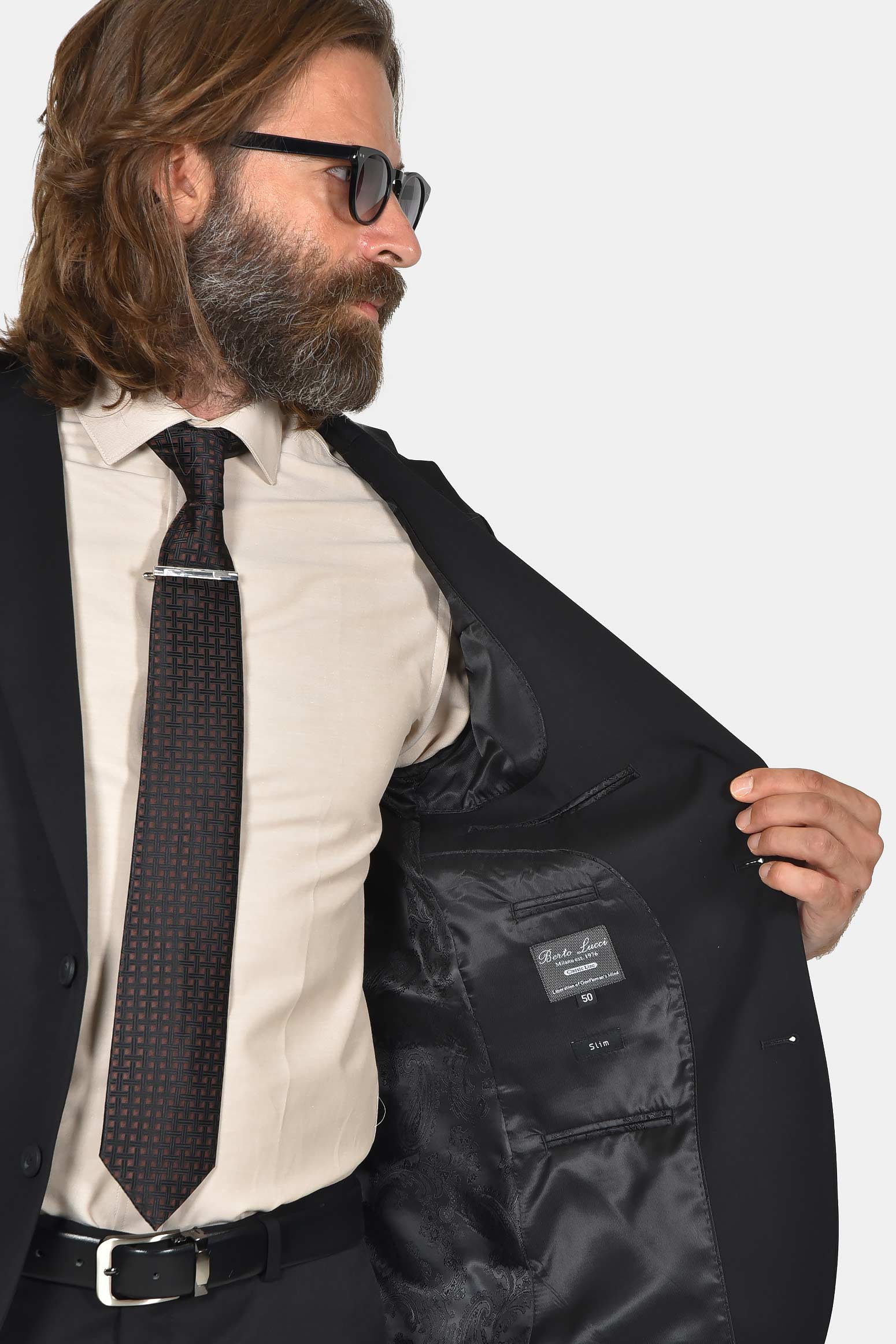 ανδρικό-κοστούμι-σε-στενή-γραμμή