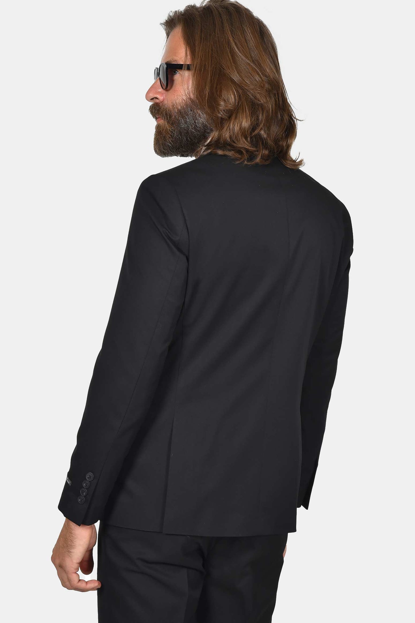 ανδρικό-κοστούμι-σε-στενή-γραμμή