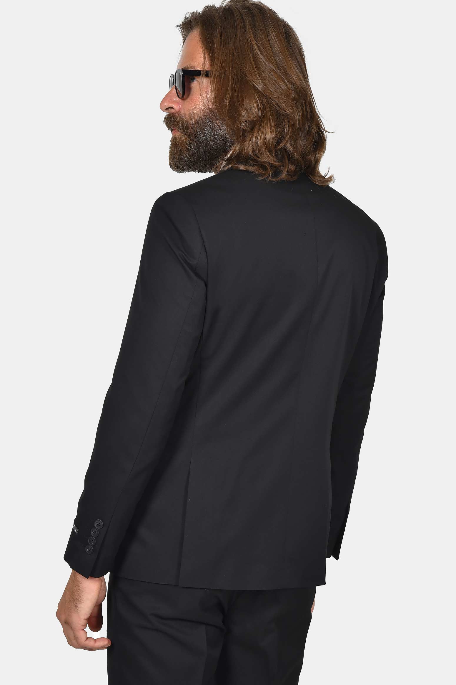 ανδρικό-κοστούμι-σε-στενή-γραμμή