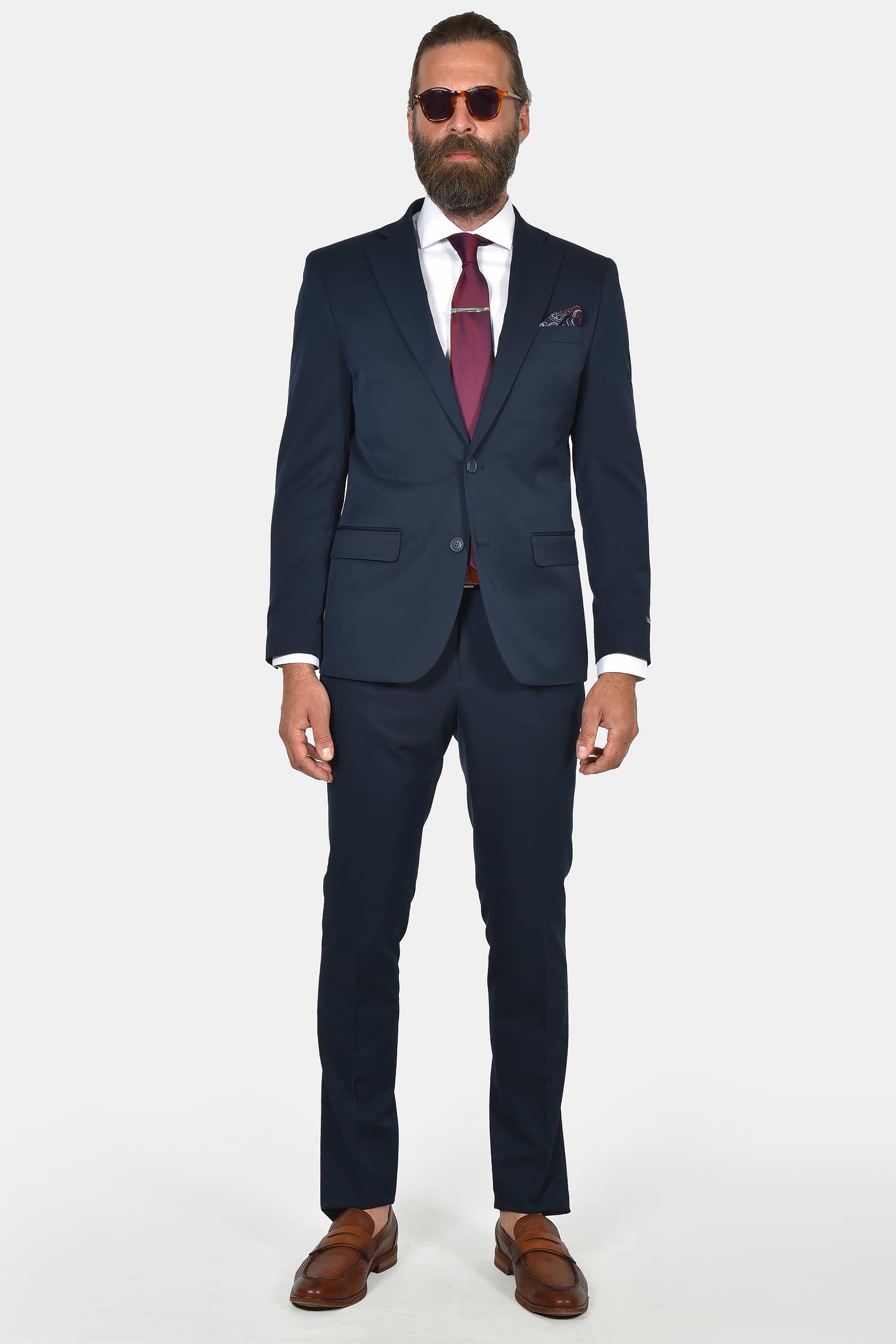 ανδρικό-κοστούμι-σε-στενή-γραμμή