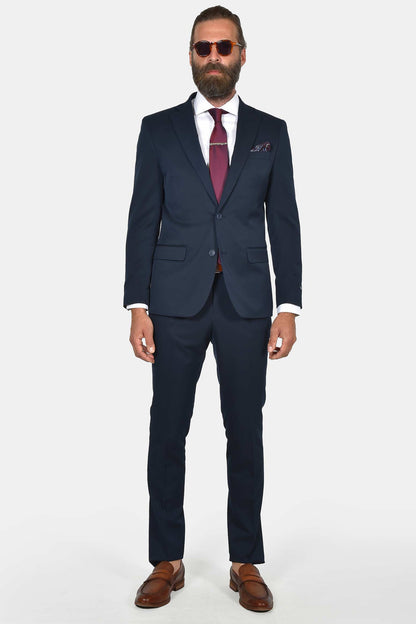 ανδρικό-κοστούμι-σε-στενή-γραμμή