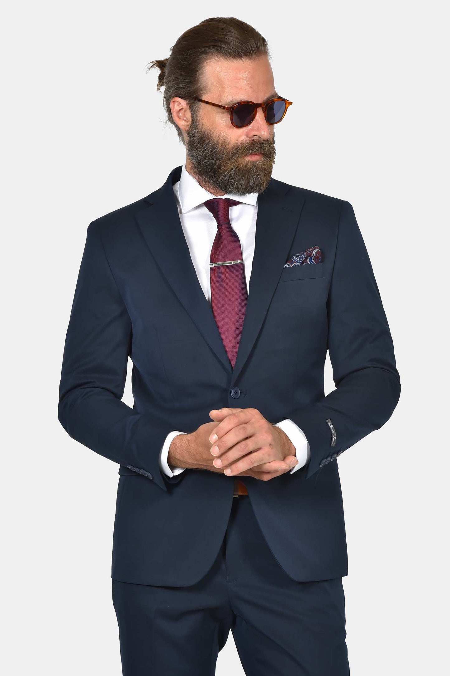 ανδρικό-κοστούμι-σε-στενή-γραμμή