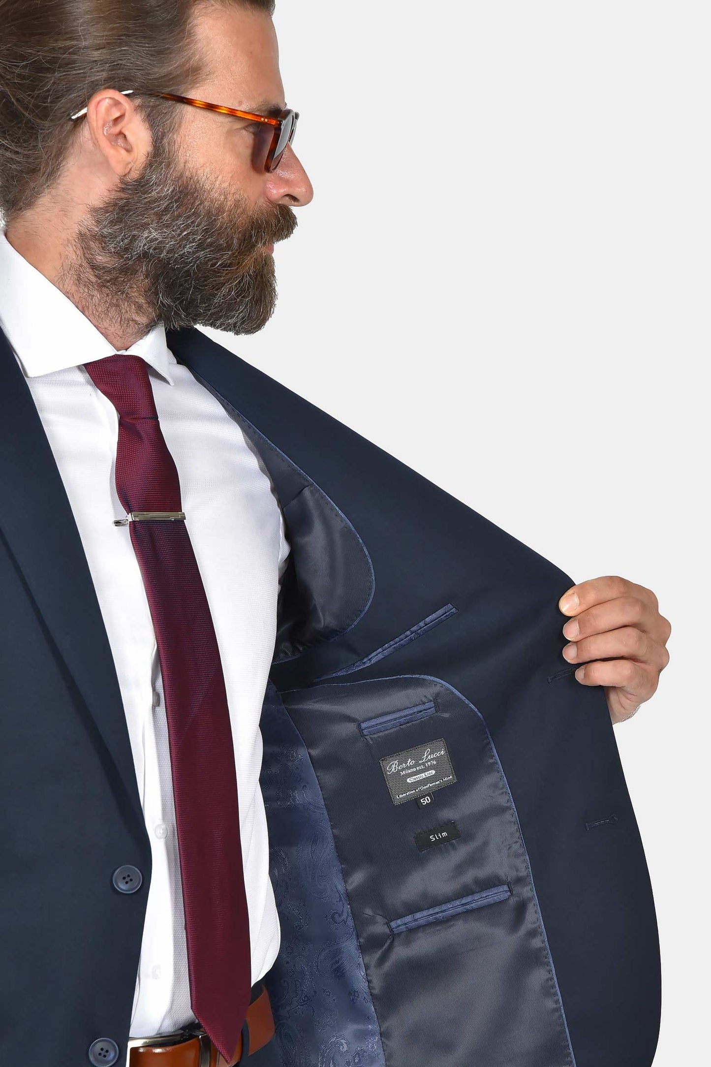 ανδρικό-κοστούμι-σε-στενή-γραμμή