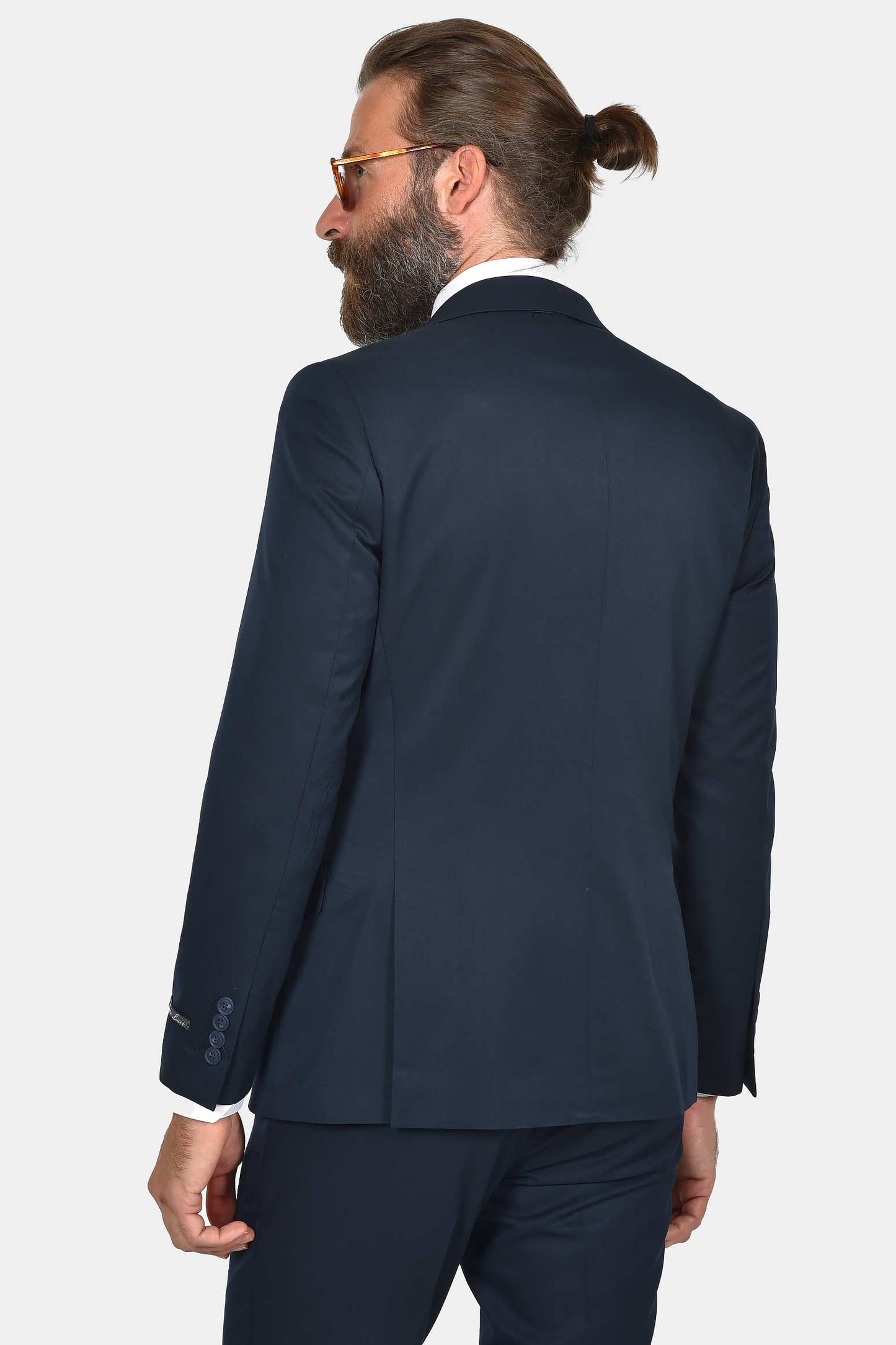 ανδρικό-κοστούμι-σε-στενή-γραμμή