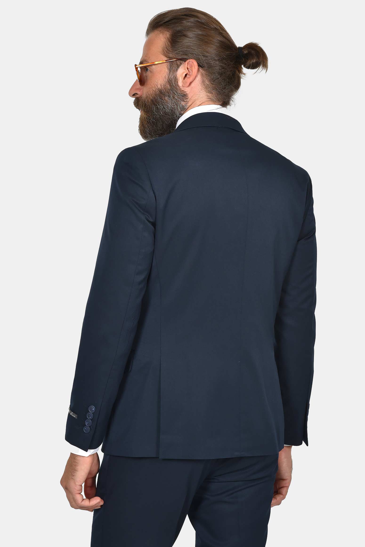 ανδρικό-κοστούμι-σε-στενή-γραμμή