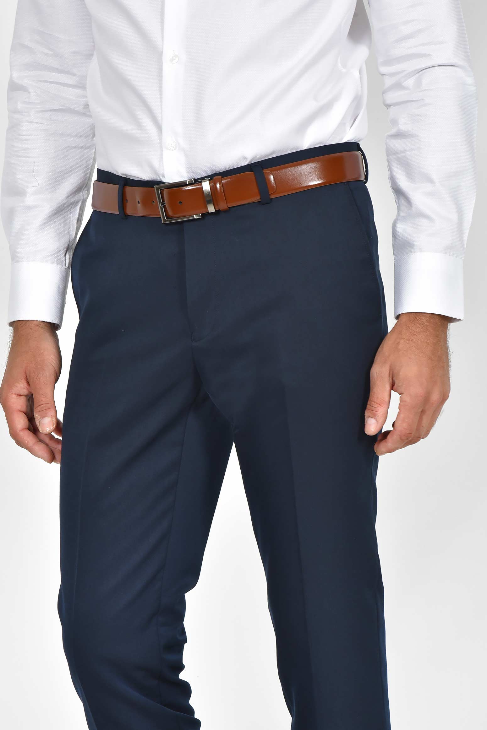 ανδρικό-κοστούμι-σε-στενή-γραμμή