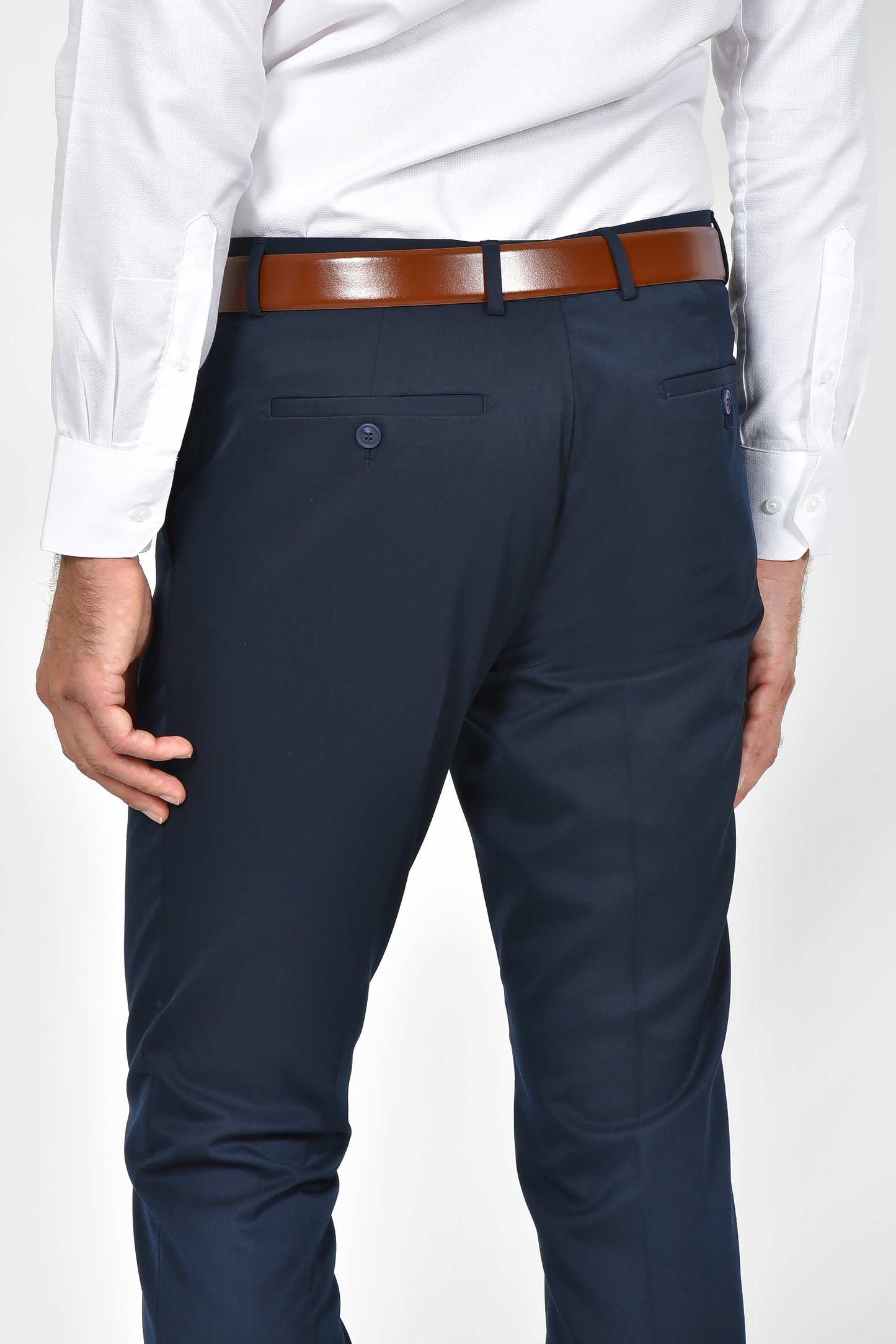 ανδρικό-κοστούμι-σε-στενή-γραμμή