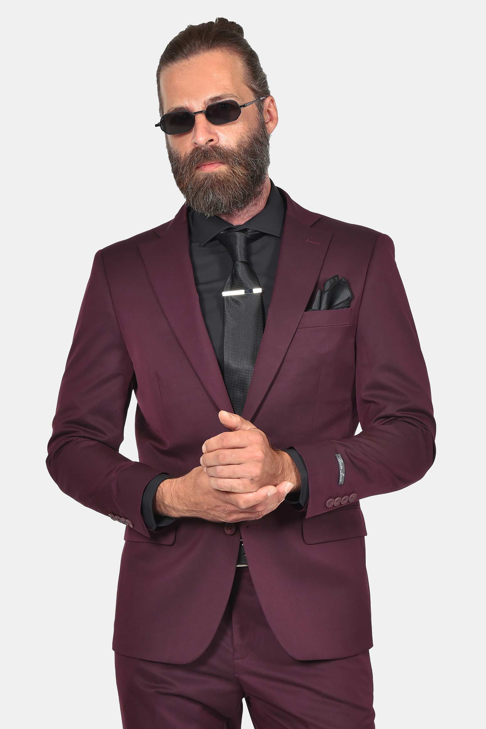 ανδρικό-κοστούμι-σε-στενή-γραμμή