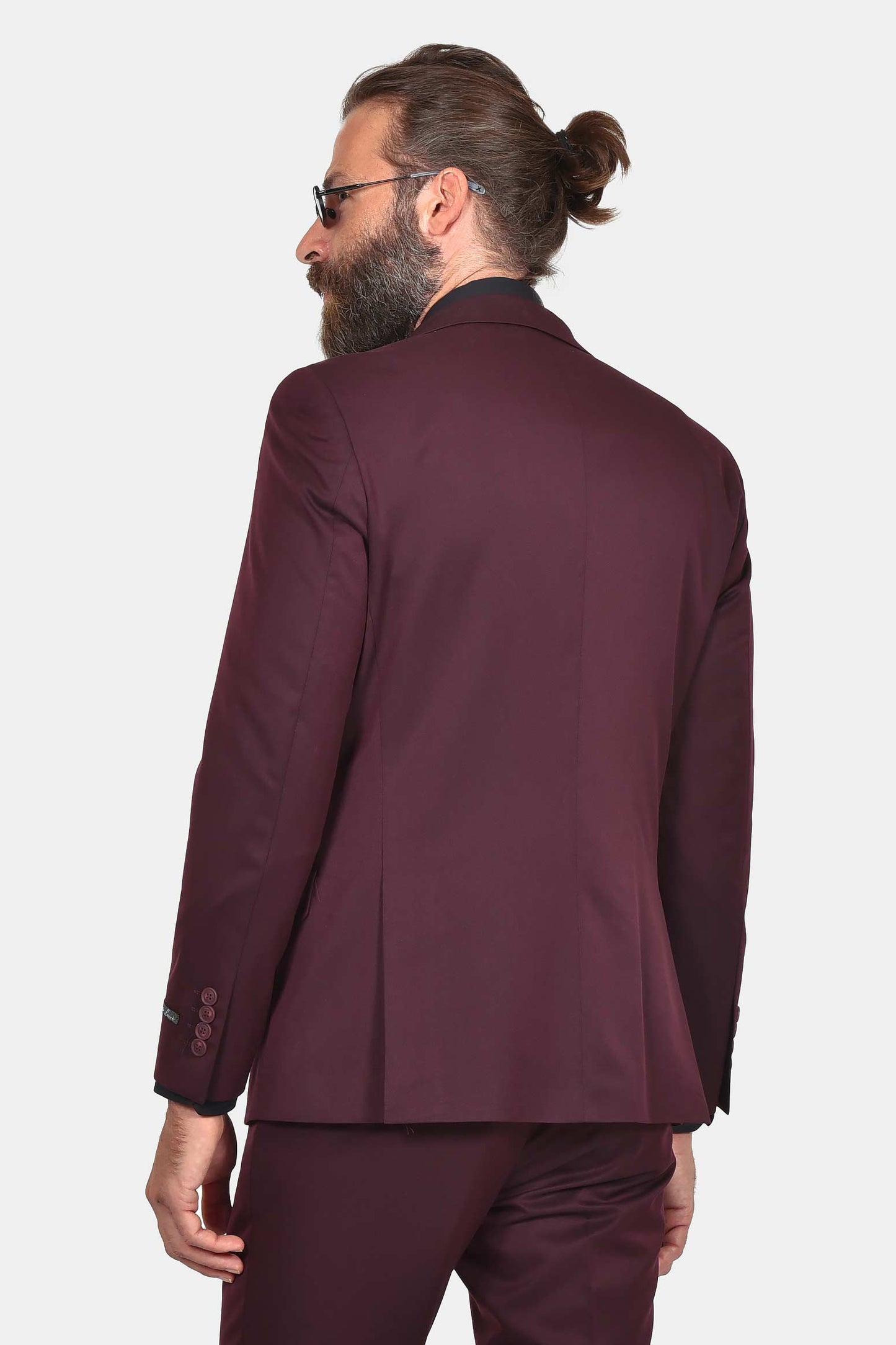 ανδρικό-κοστούμι-σε-στενή-γραμμή