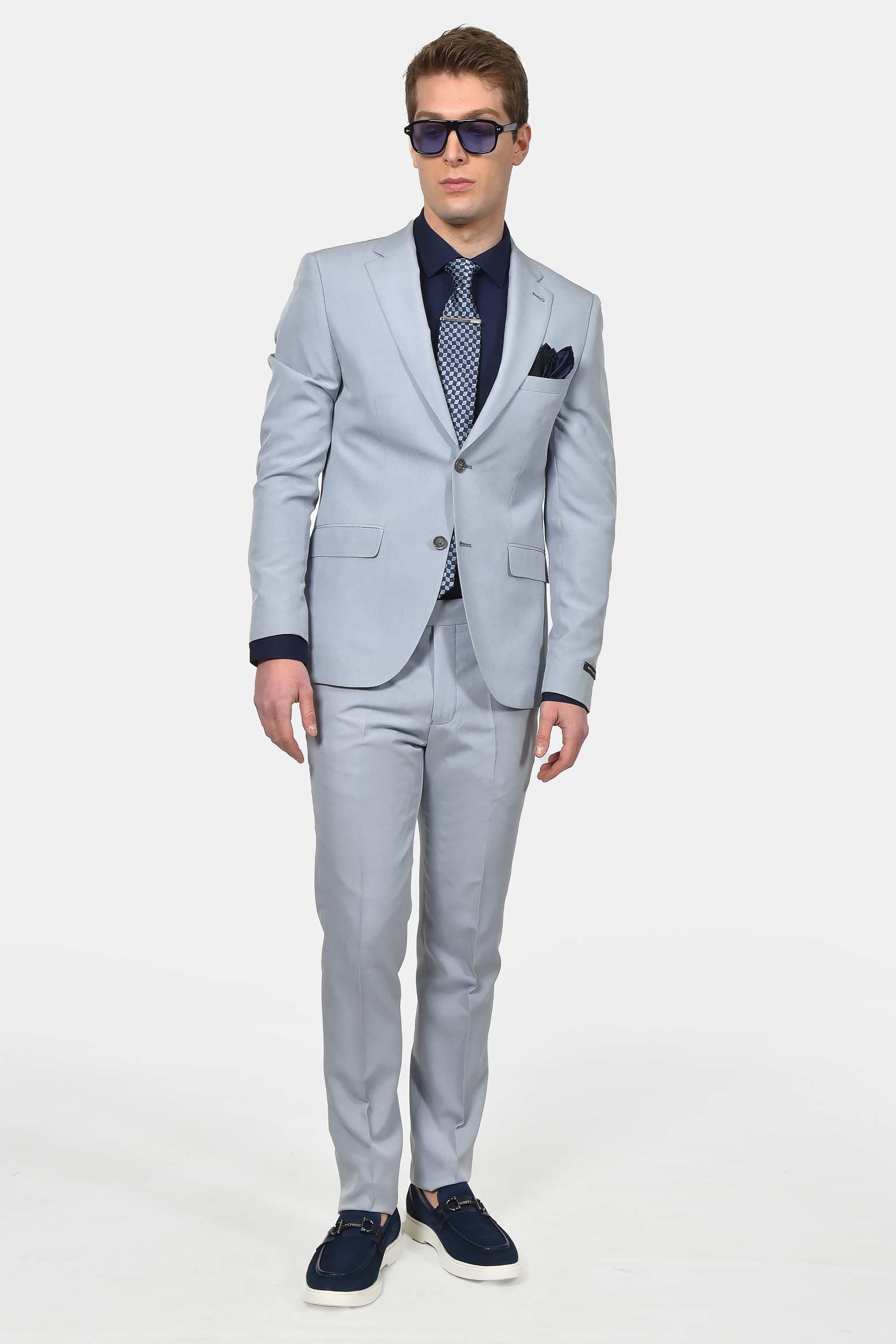 ανδρικό-κοστούμι-classic-line-με-κομψή-καθαρή-γραμμή-για-επίσημες-εμφανίσεις