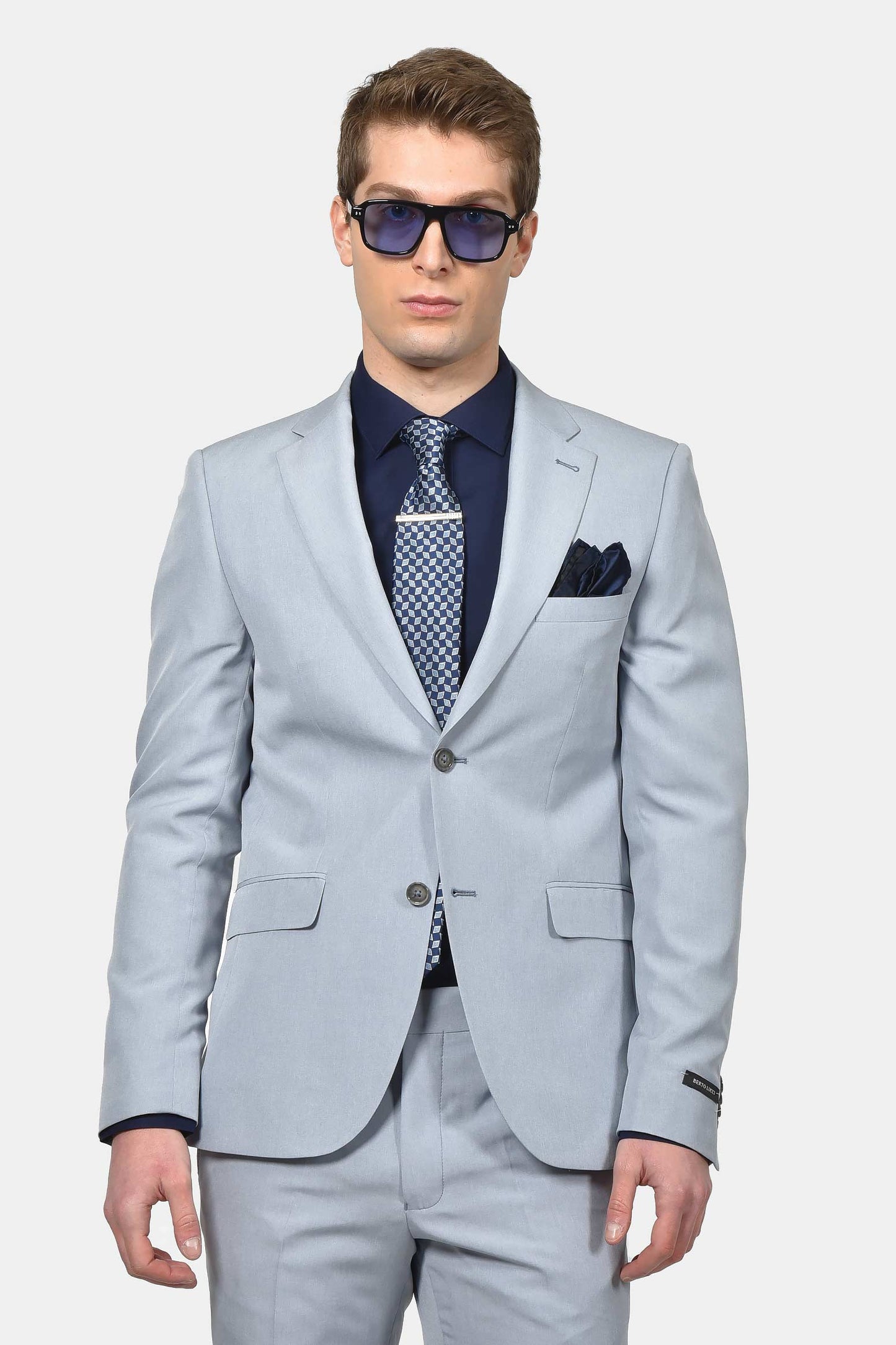 ανδρικό-κοστούμι-classic-line-με-κομψή-καθαρή-γραμμή-για-επίσημες-εμφανίσεις