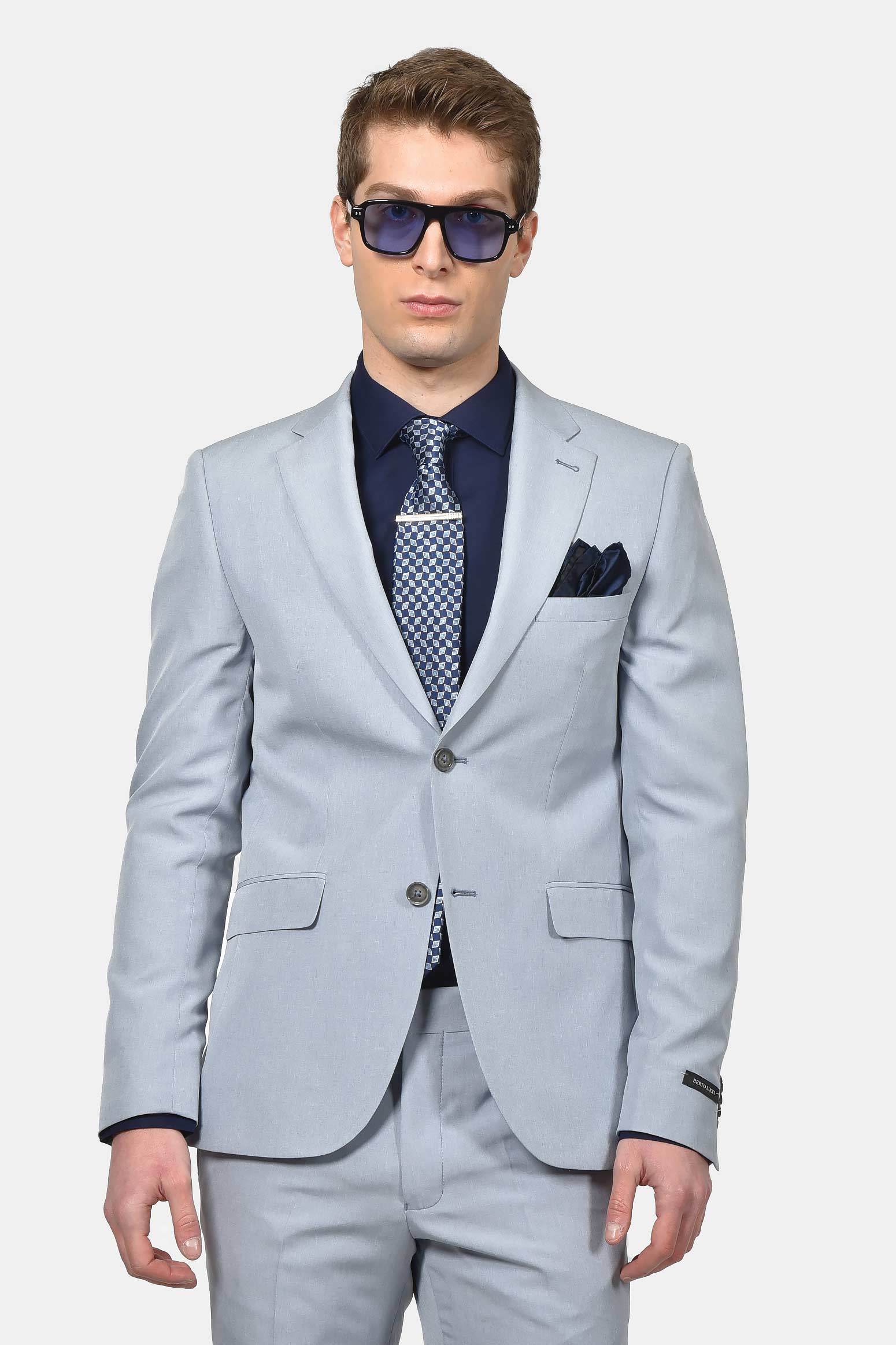 ανδρικό-κοστούμι-classic-line-με-κομψή-καθαρή-γραμμή-για-επίσημες-εμφανίσεις