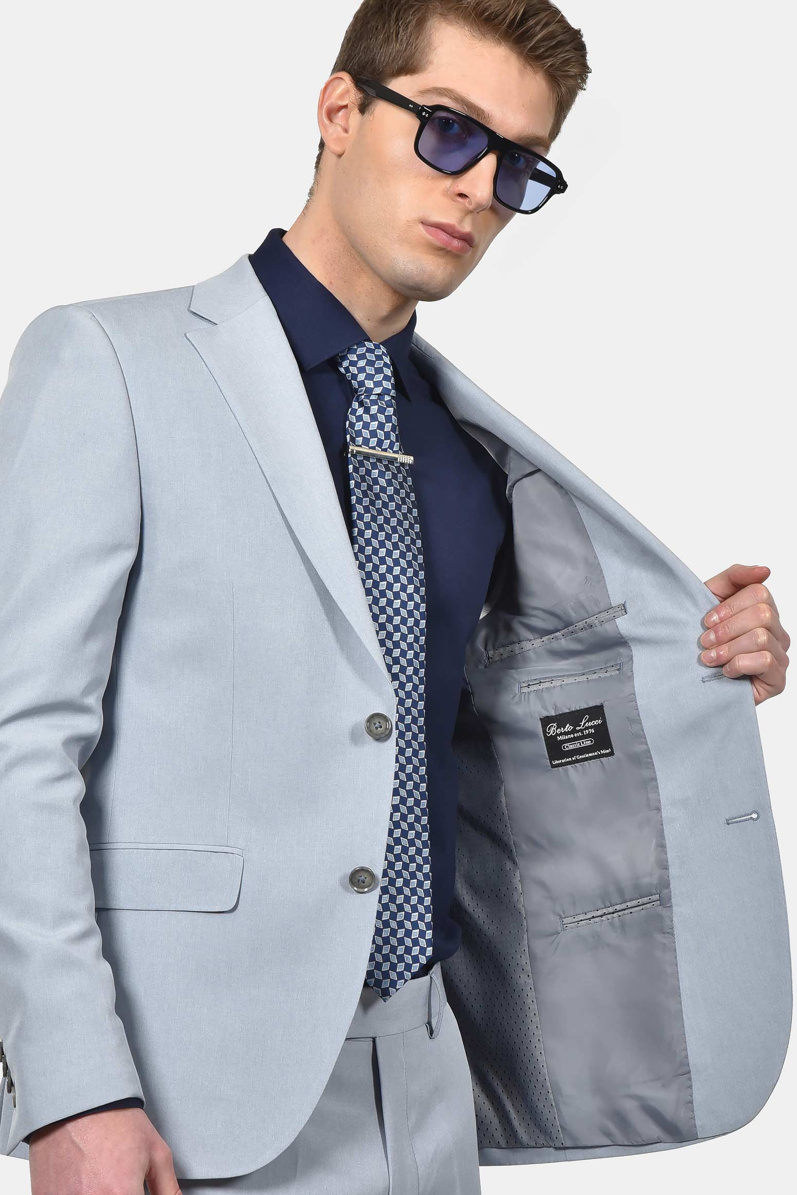 ανδρικό-κοστούμι-classic-line-με-κομψή-καθαρή-γραμμή-για-επίσημες-εμφανίσεις