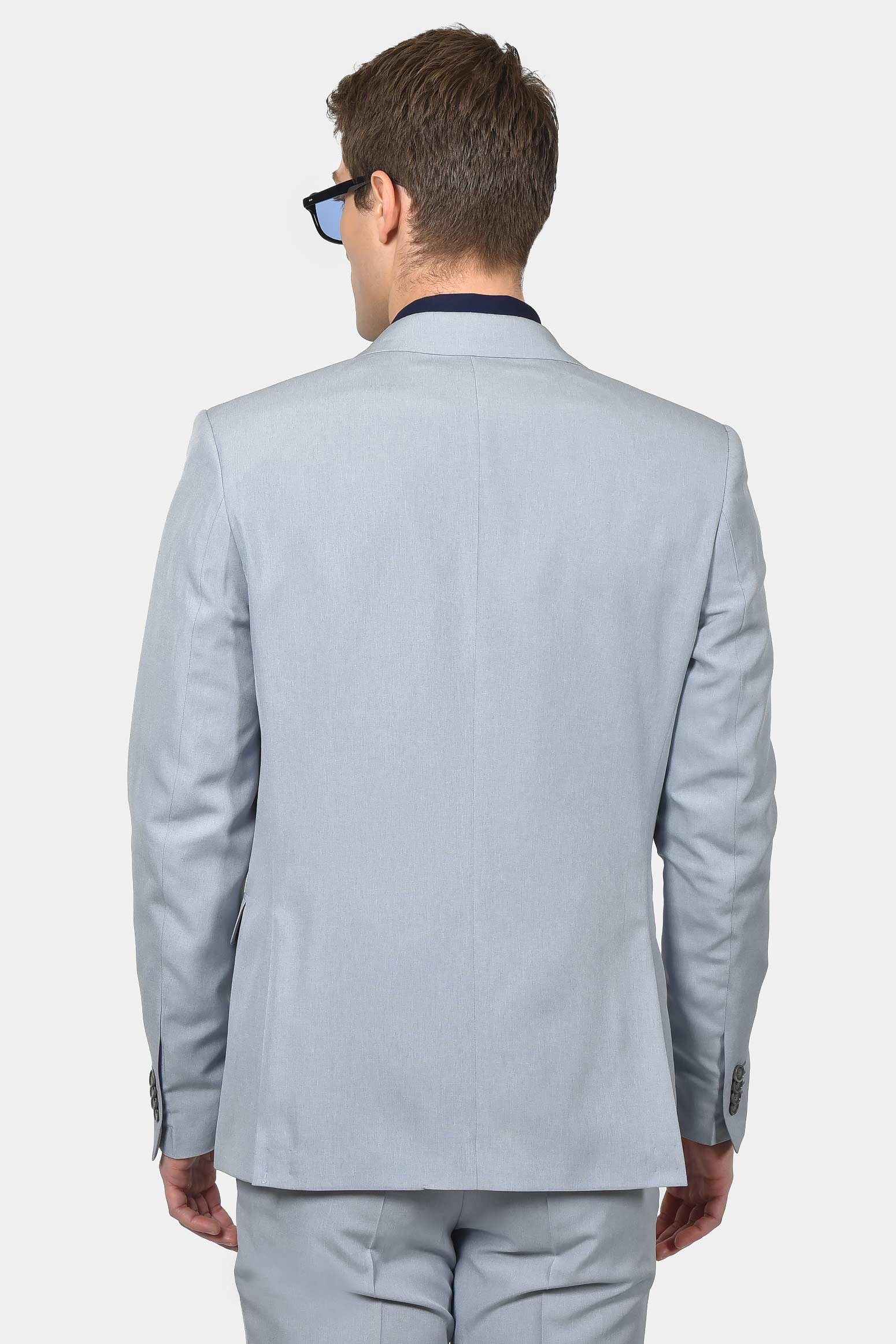 ανδρικό-κοστούμι-classic-line-με-κομψή-καθαρή-γραμμή-για-επίσημες-εμφανίσεις