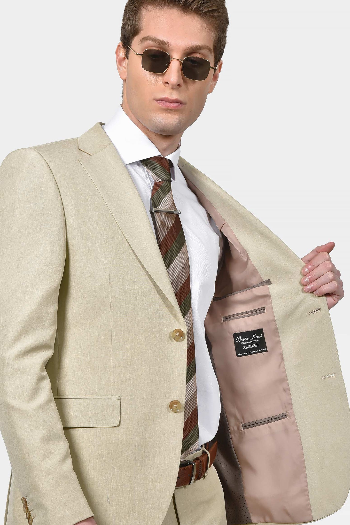 ανδρικό-κοστούμι-classic-line-με-κομψή-καθαρή-γραμμή-για-επίσημες-εμφανίσεις