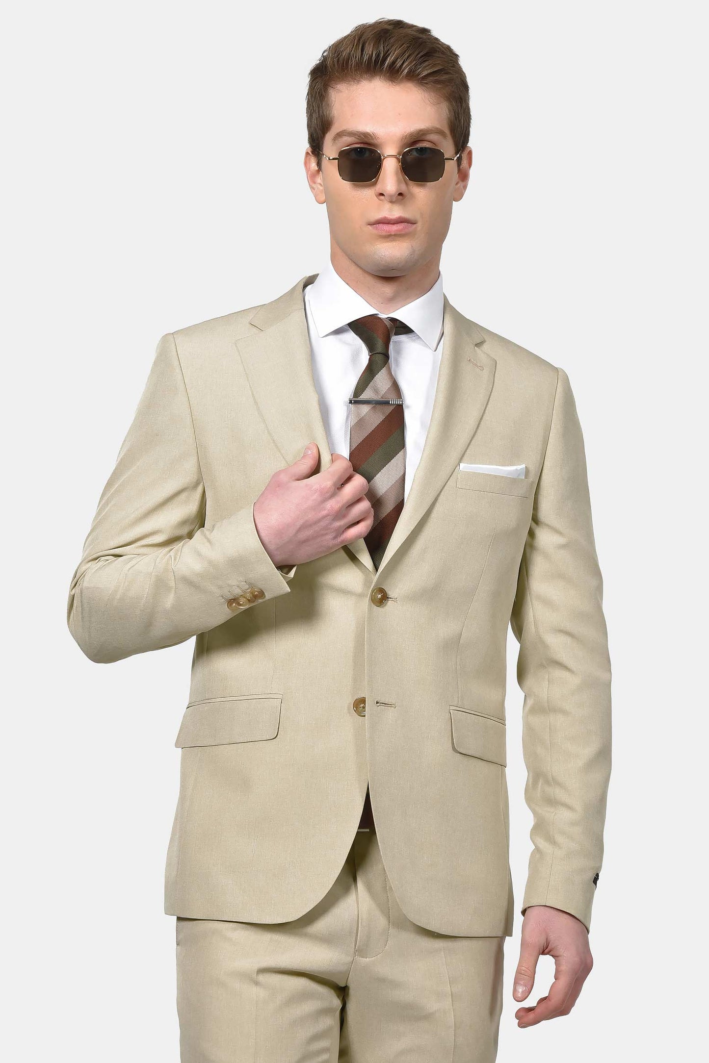 ανδρικό-κοστούμι-classic-line-με-κομψή-καθαρή-γραμμή-για-επίσημες-εμφανίσεις