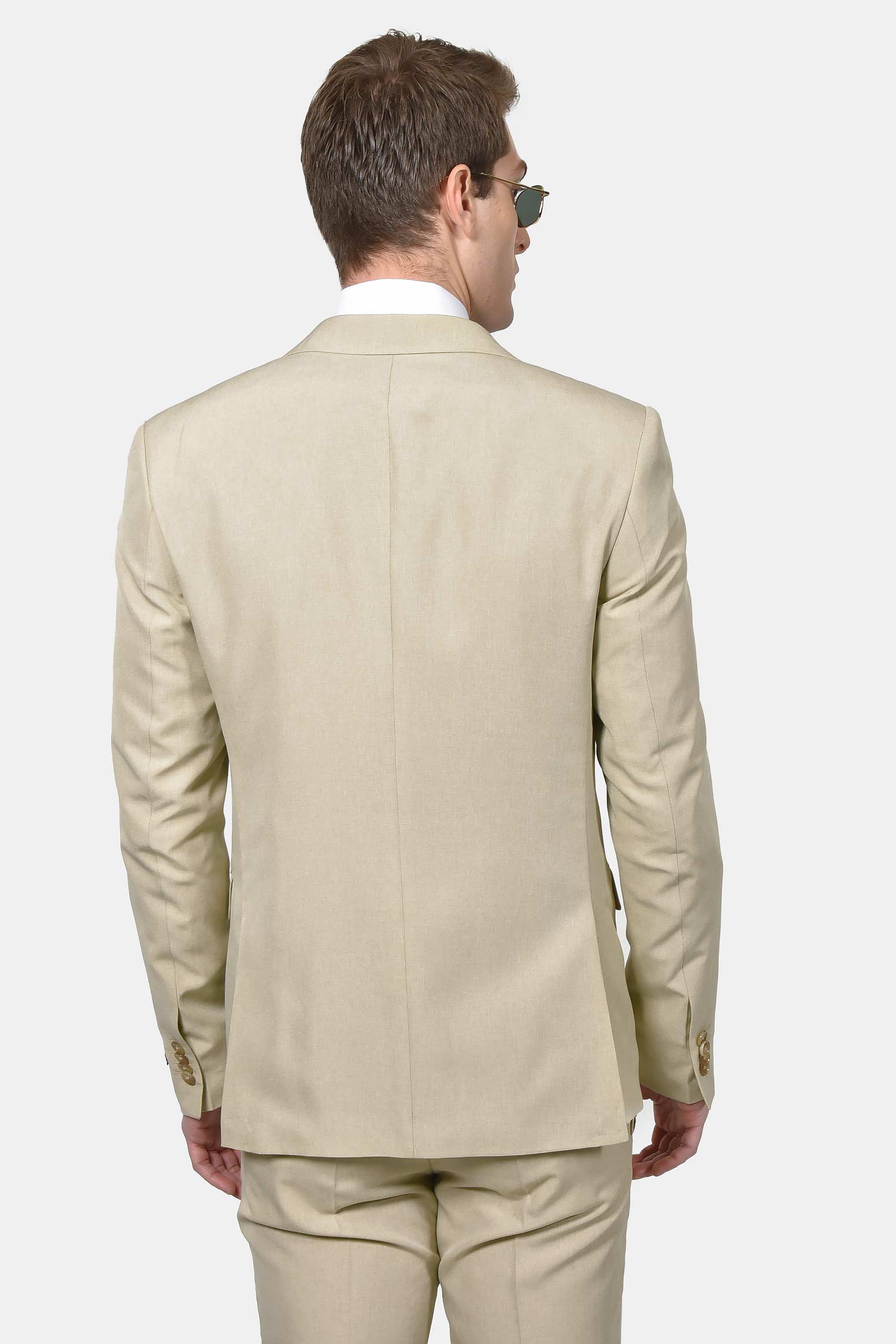 ανδρικό-κοστούμι-classic-line-με-κομψή-καθαρή-γραμμή-για-επίσημες-εμφανίσεις