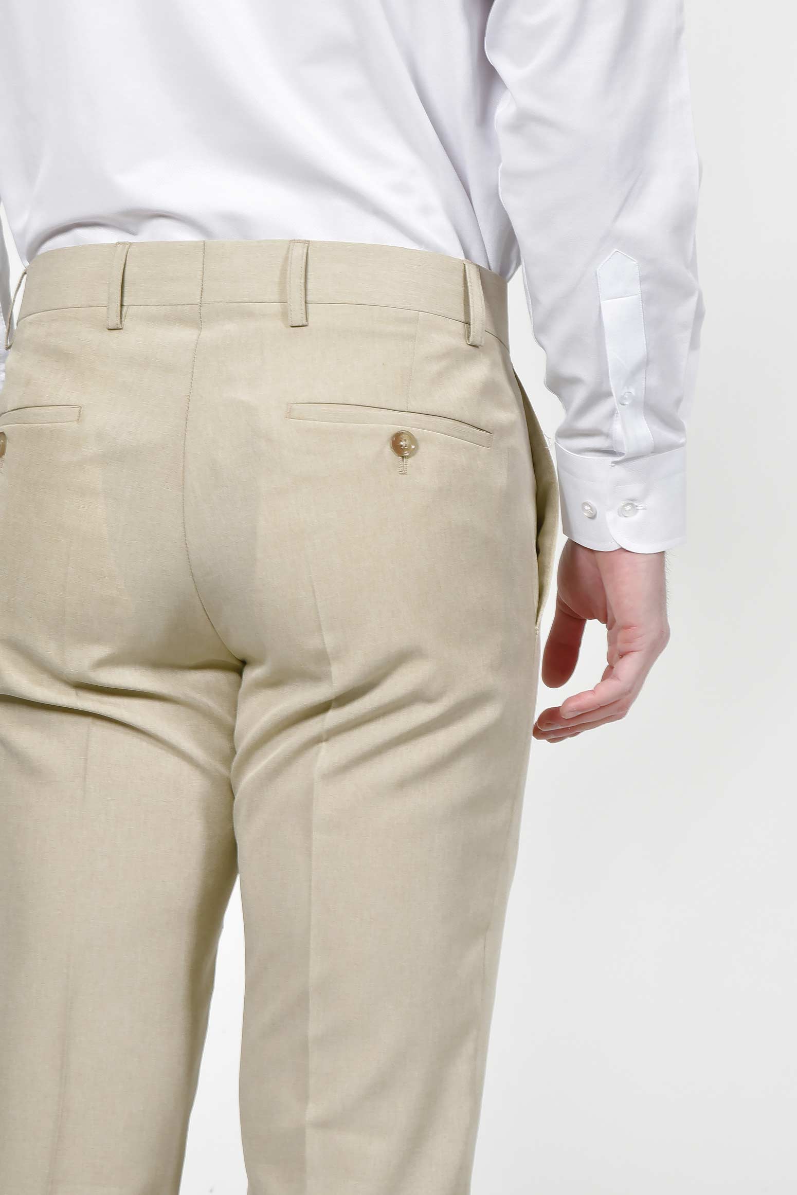 ανδρικό-κοστούμι-classic-line-με-κομψή-καθαρή-γραμμή-για-επίσημες-εμφανίσεις