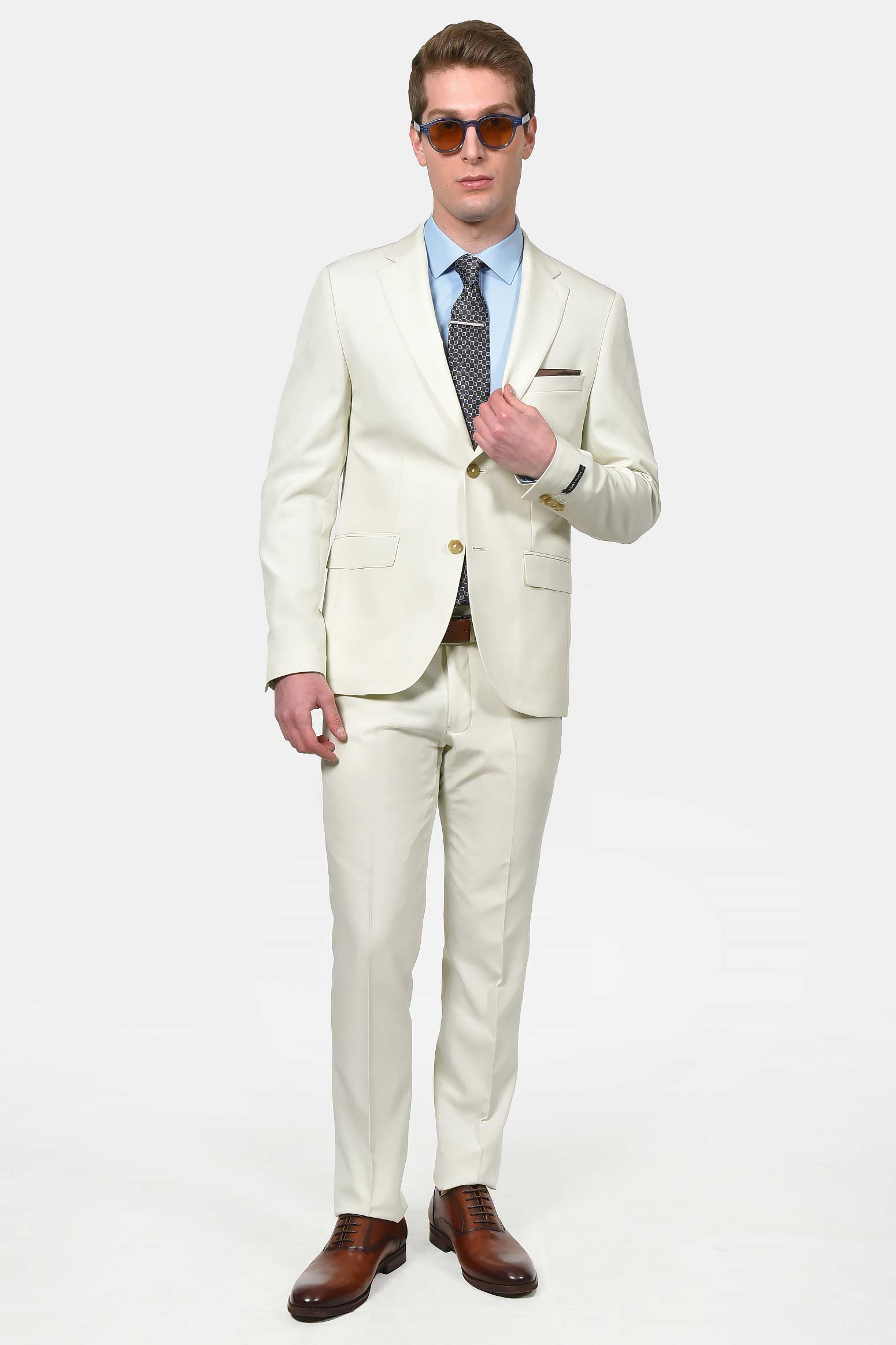 ανδρικό-κοστούμι-classic-line-με-κομψή-καθαρή-γραμμή-για-επίσημες-εμφανίσεις