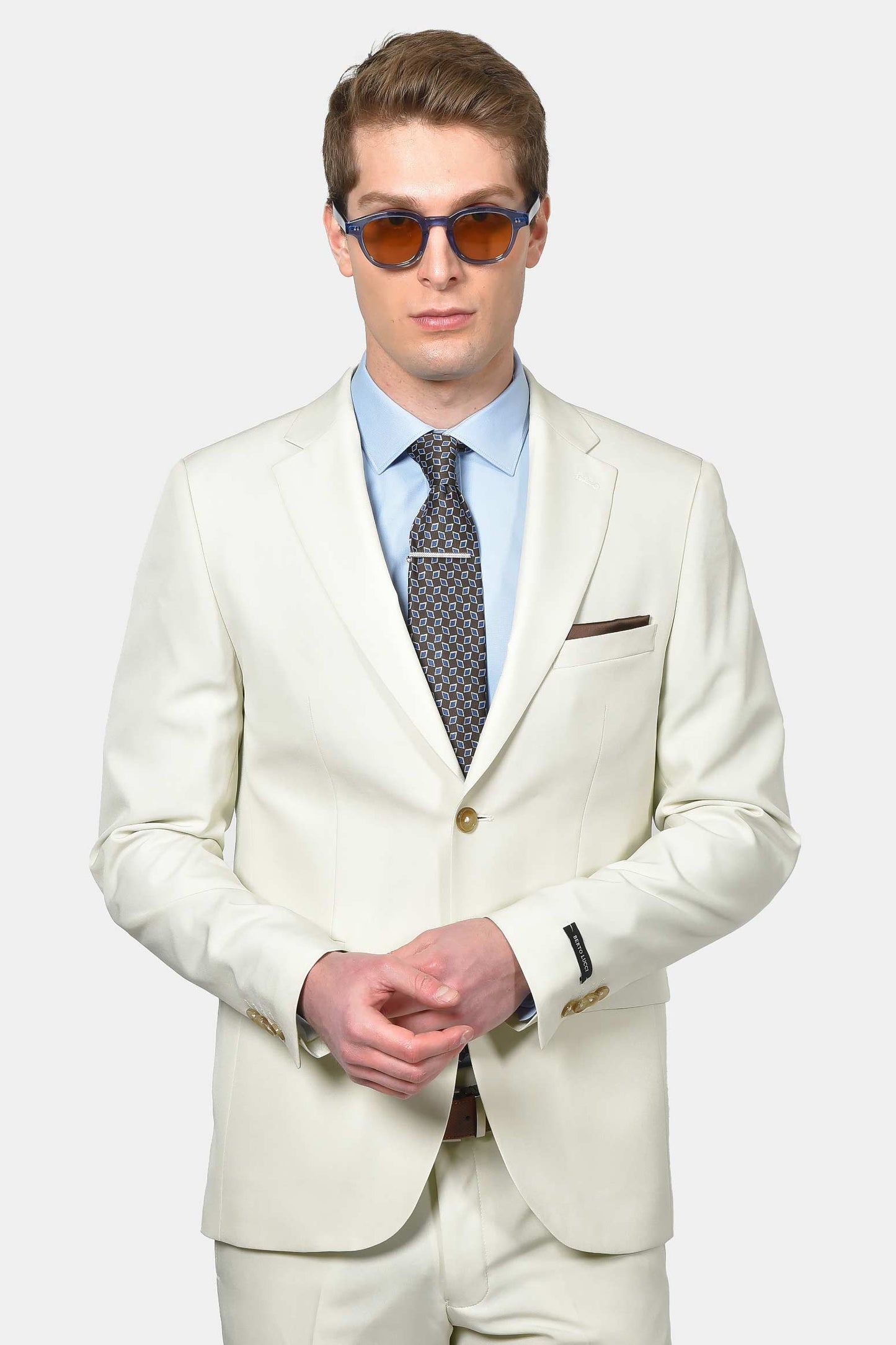 ανδρικό-κοστούμι-classic-line-με-κομψή-καθαρή-γραμμή-για-επίσημες-εμφανίσεις