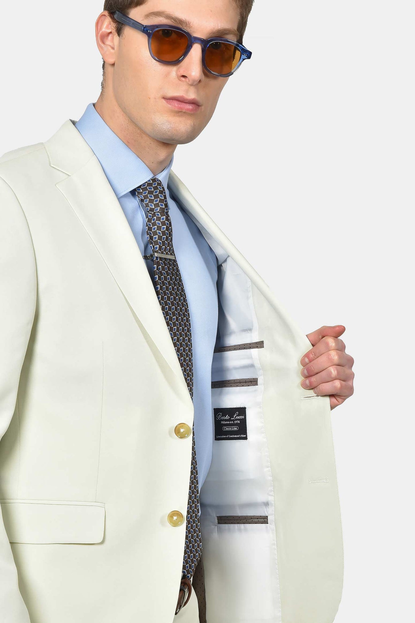 ανδρικό-κοστούμι-classic-line-με-κομψή-καθαρή-γραμμή-για-επίσημες-εμφανίσεις