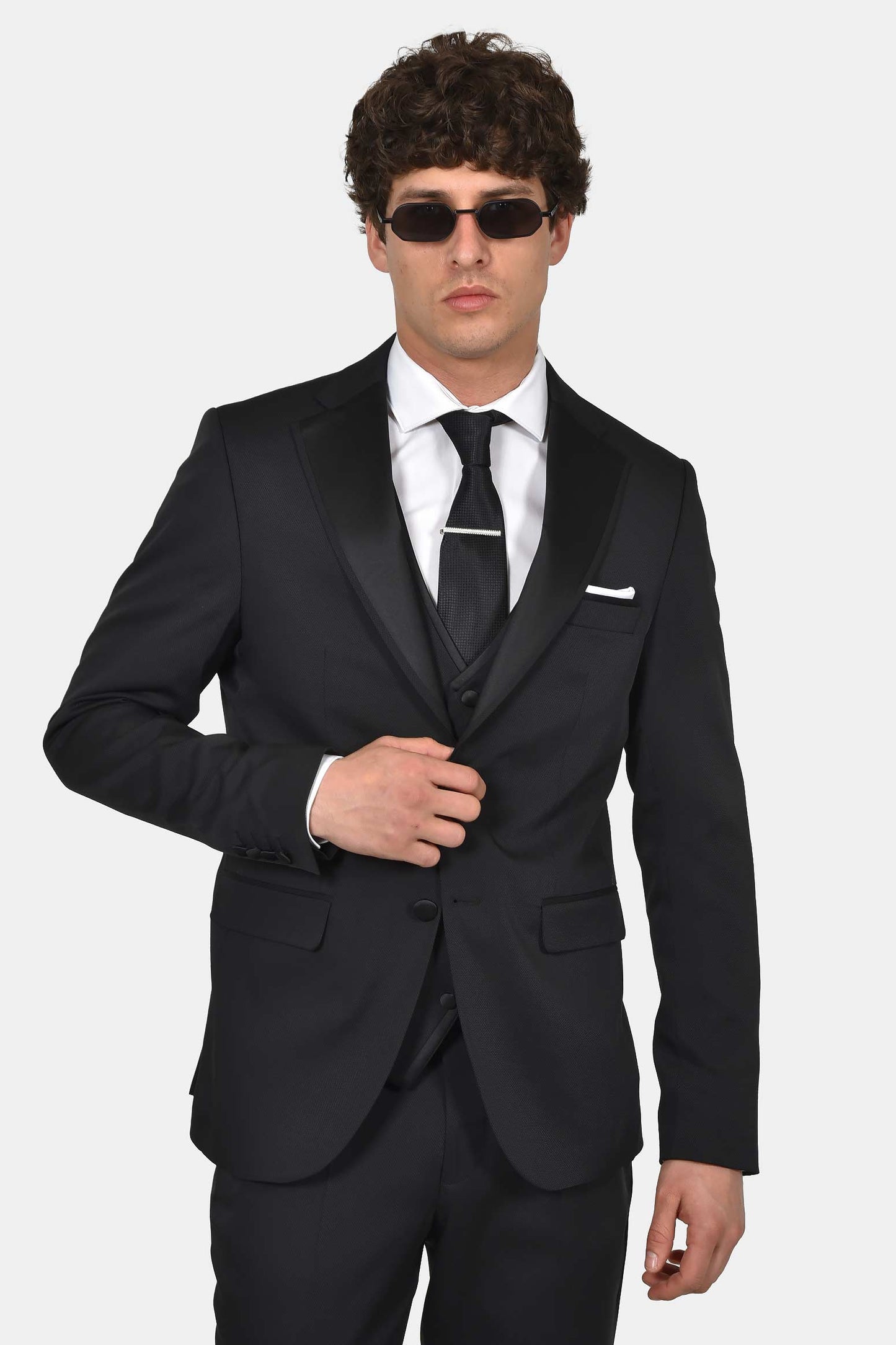 ανδρικό-γαμπριάτικο-κοστούμι-classic-line-με-σατέν-πέτο-και-κομψό-formal-design