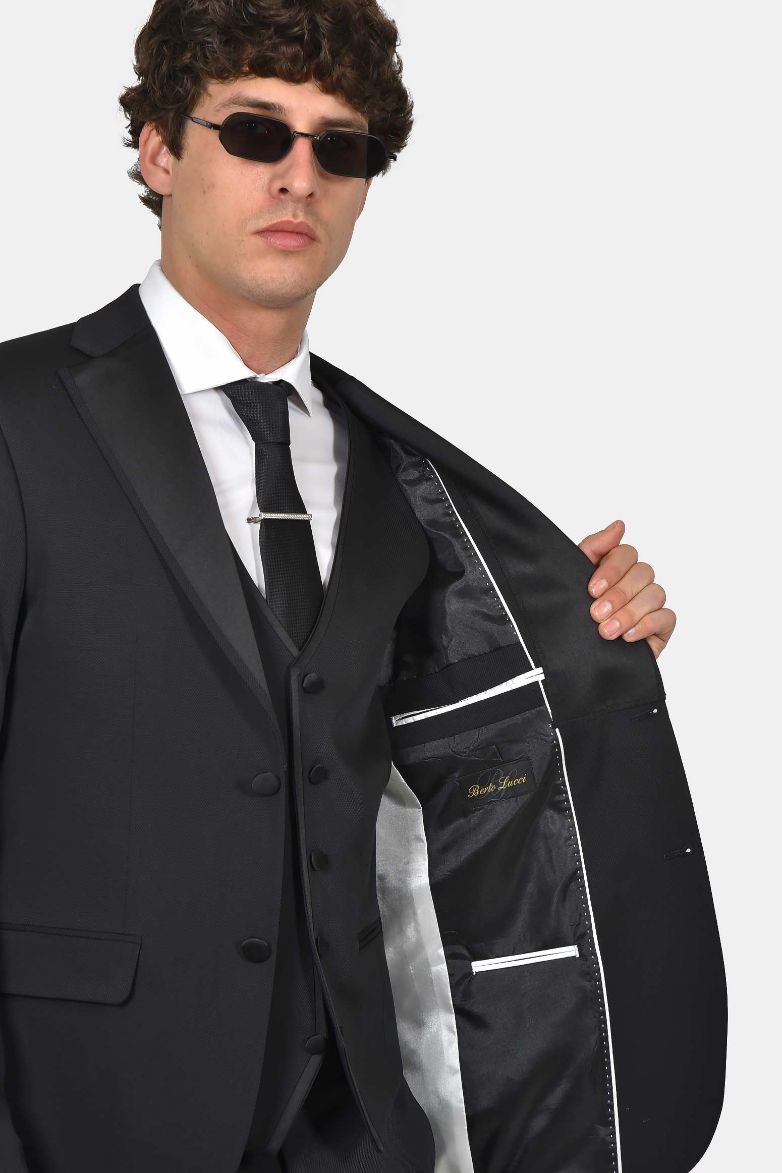 ανδρικό-γαμπριάτικο-κοστούμι-classic-line-με-σατέν-πέτο-και-κομψό-formal-design