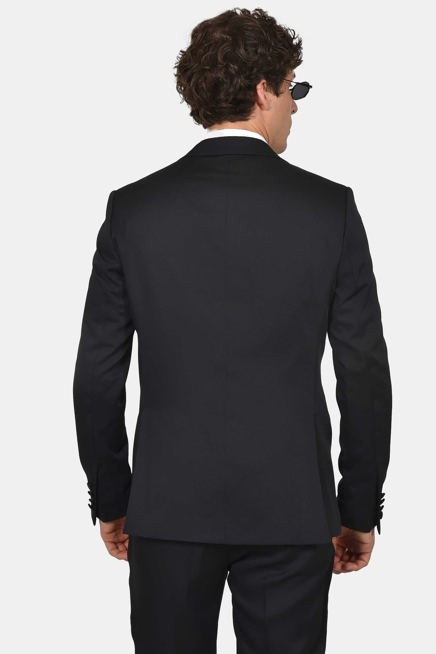 ανδρικό-γαμπριάτικο-κοστούμι-classic-line-με-σατέν-πέτο-και-κομψό-formal-design