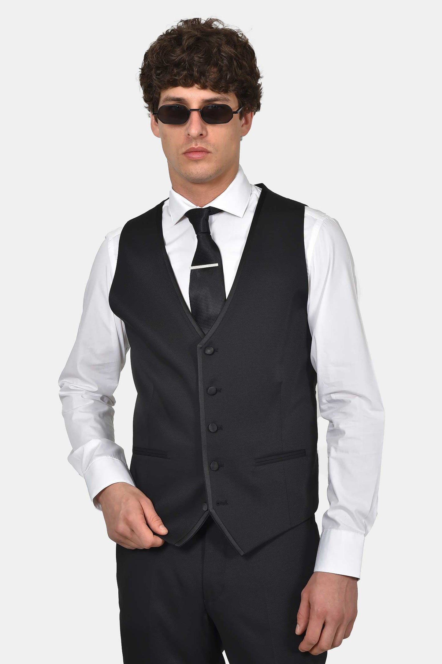 ανδρικό-γαμπριάτικο-κοστούμι-classic-line-με-σατέν-πέτο-και-κομψό-formal-design