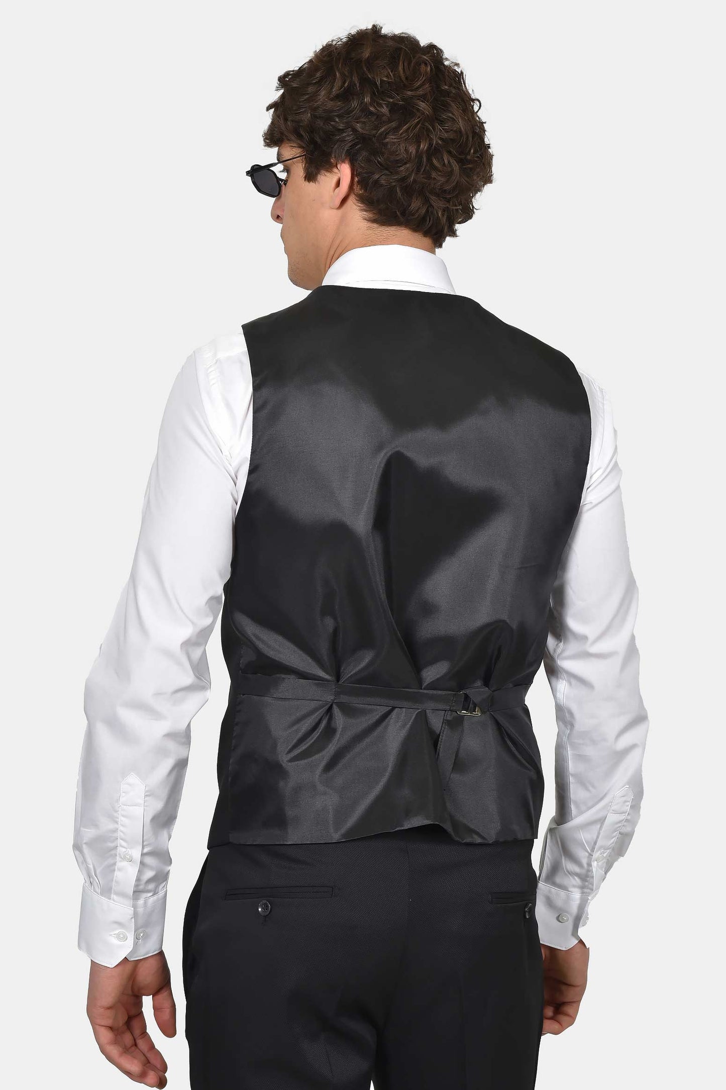 ανδρικό-γαμπριάτικο-κοστούμι-classic-line-με-σατέν-πέτο-και-κομψό-formal-design