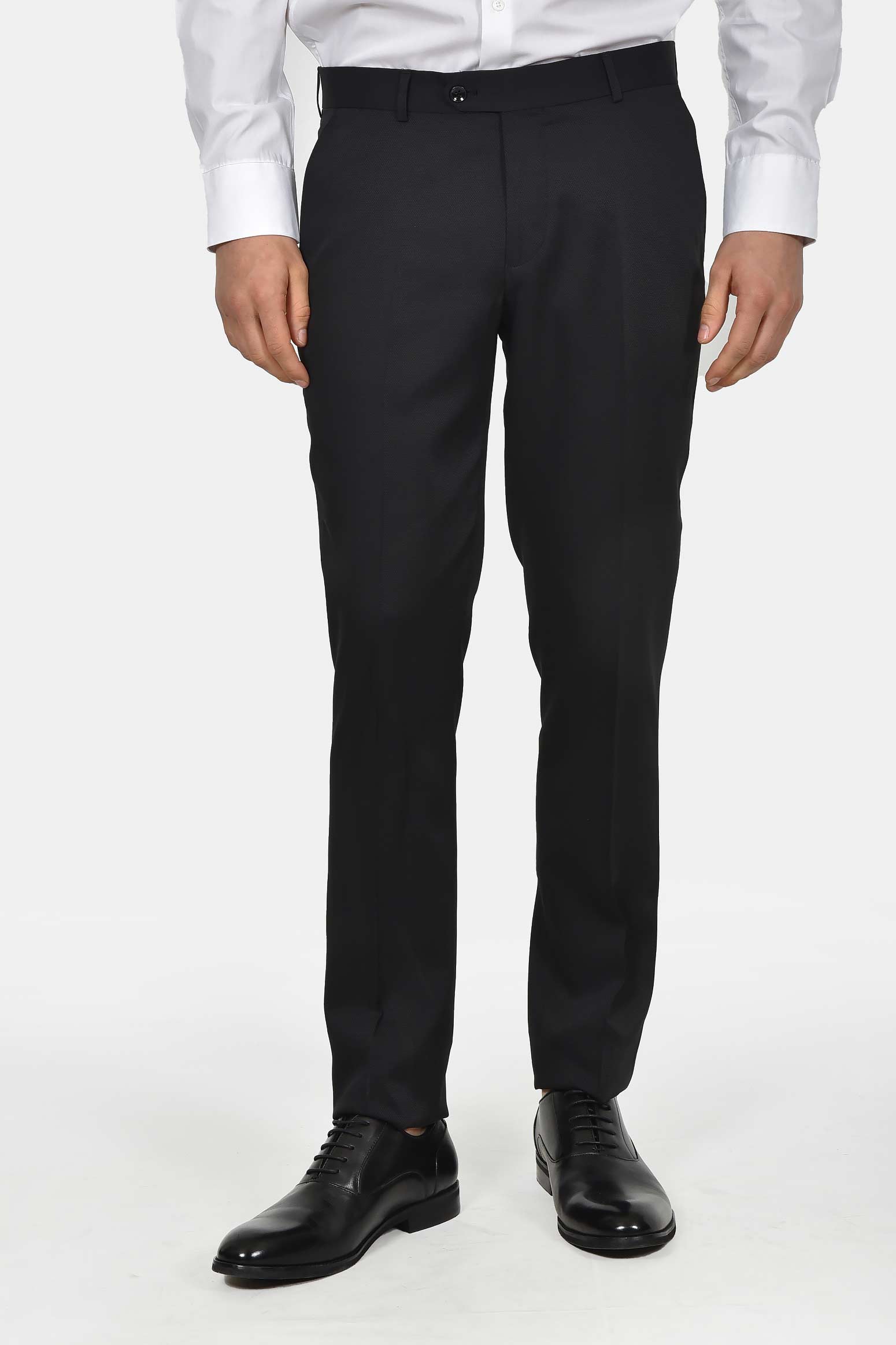 ανδρικό-γαμπριάτικο-κοστούμι-classic-line-με-σατέν-πέτο-και-κομψό-formal-design