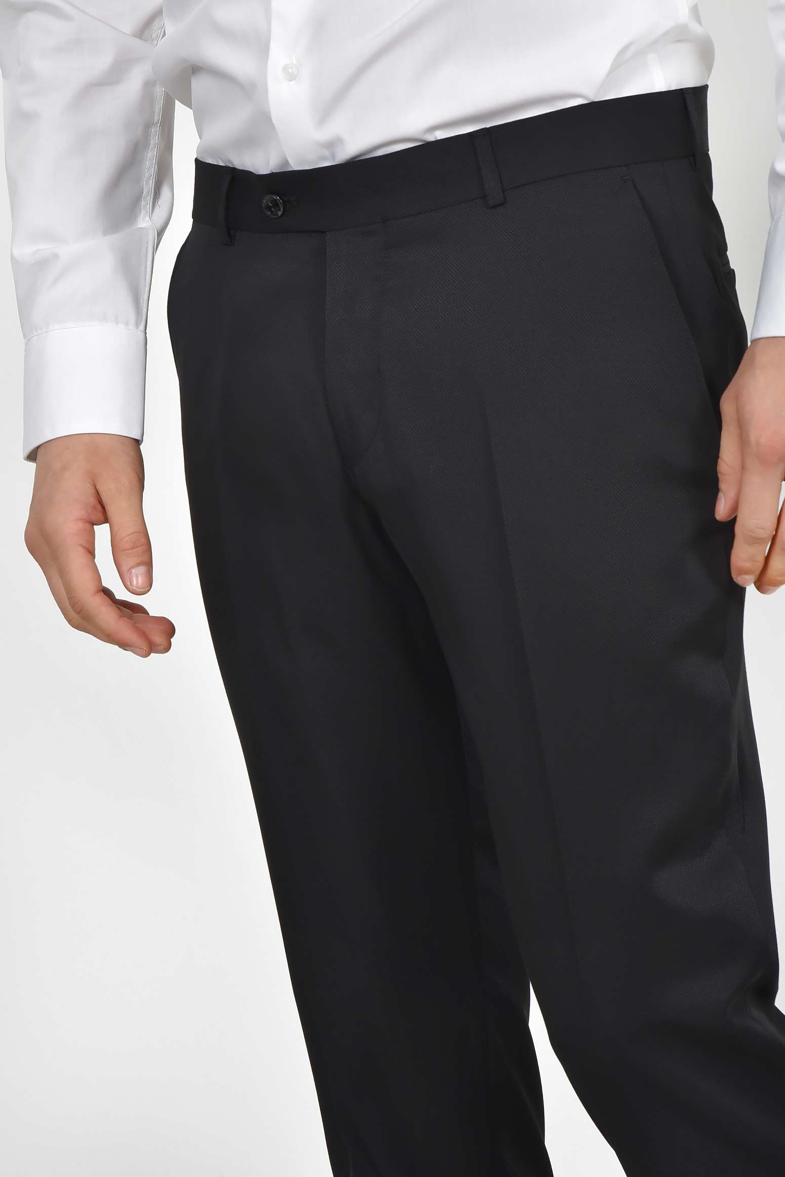 ανδρικό-γαμπριάτικο-κοστούμι-classic-line-με-σατέν-πέτο-και-κομψό-formal-design